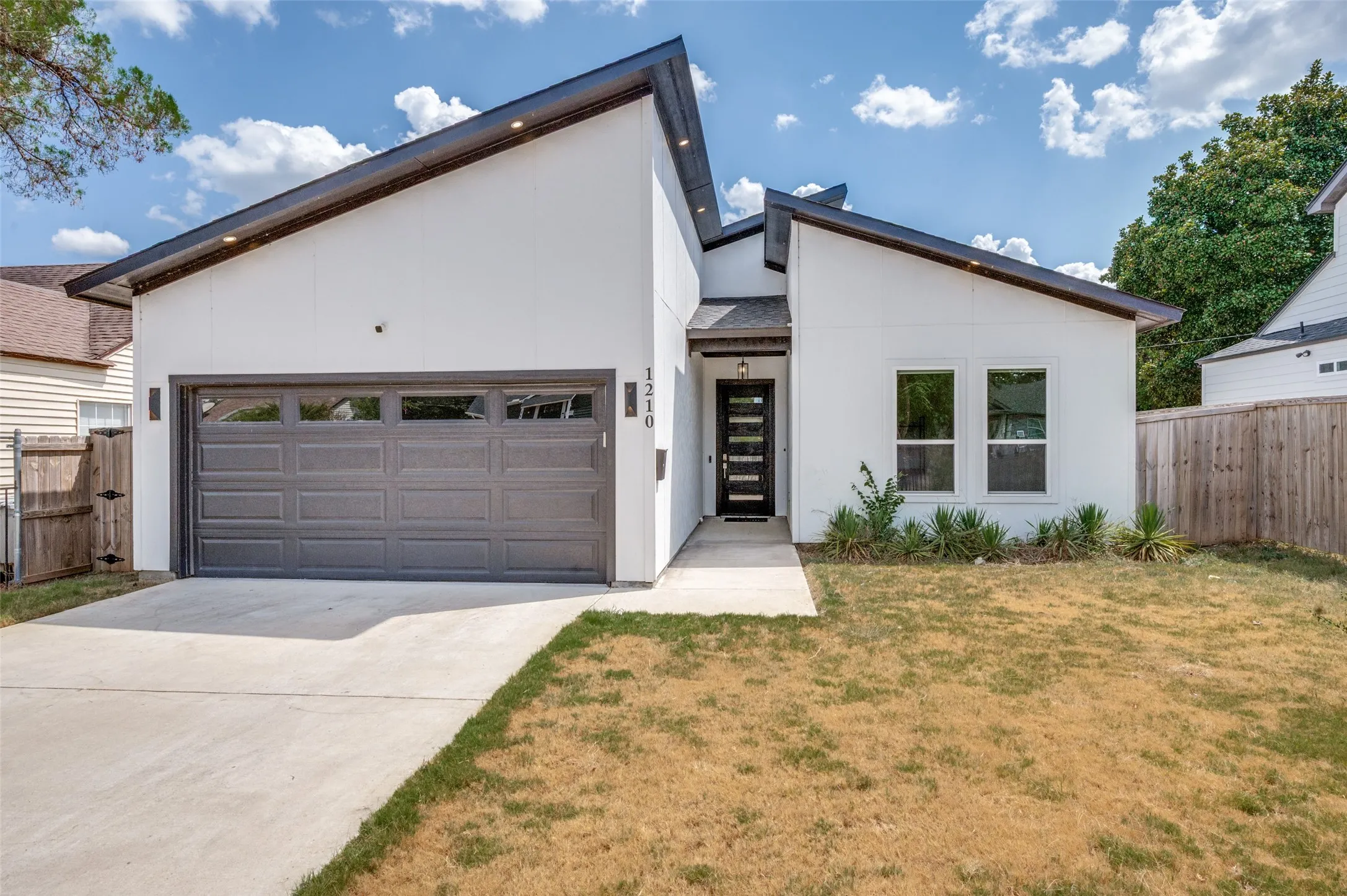 Single Family Residence For Sale in Dallas County , 1210 Morrell Avenue, Dallas, Texas 75203, 4 Bedroom, 2 Bathroom, 2 Garage spaces, 1,801 Sqft, built in 2023, mls#21170280, Real Estate Agent in Dallas, Homes For Sale in Dallas county, Homes For Sale in Dallas, Realtor in Dallas Texas, Real Estate Brokerage Independent Realty Texas, Luminita Cordes Realtor