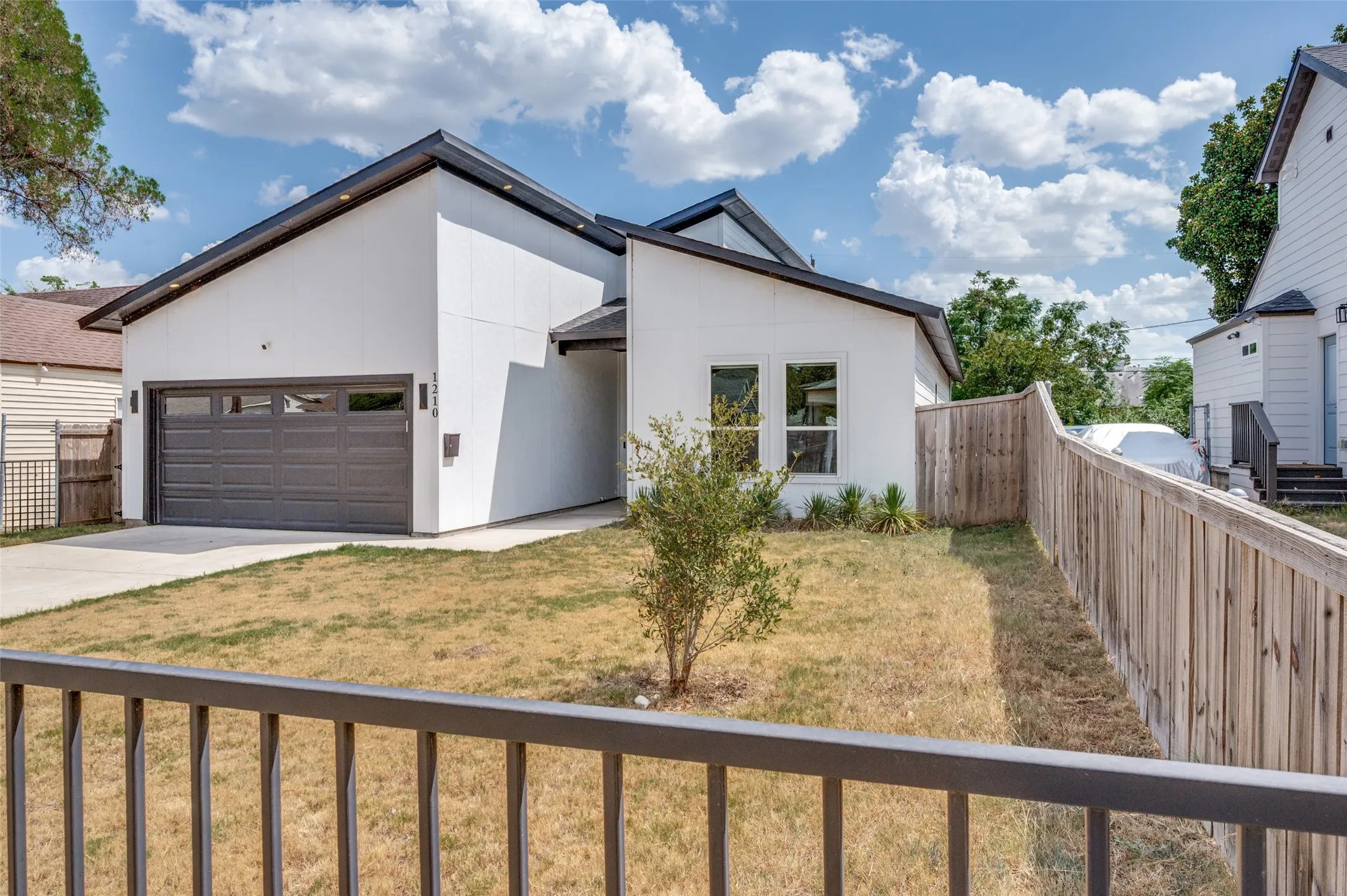 Single Family Residence For Sale in Dallas County , 1210 Morrell Avenue, Dallas, Texas 75203, 4 Bedroom, 2 Bathroom, 2 Garage spaces, 1,801 Sqft, built in 2023, mls#21170280, Real Estate Agent in Dallas, Homes For Sale in Dallas county, Homes For Sale in Dallas, Realtor in Dallas Texas, Real Estate Brokerage Independent Realty Texas, Luminita Cordes Realtor