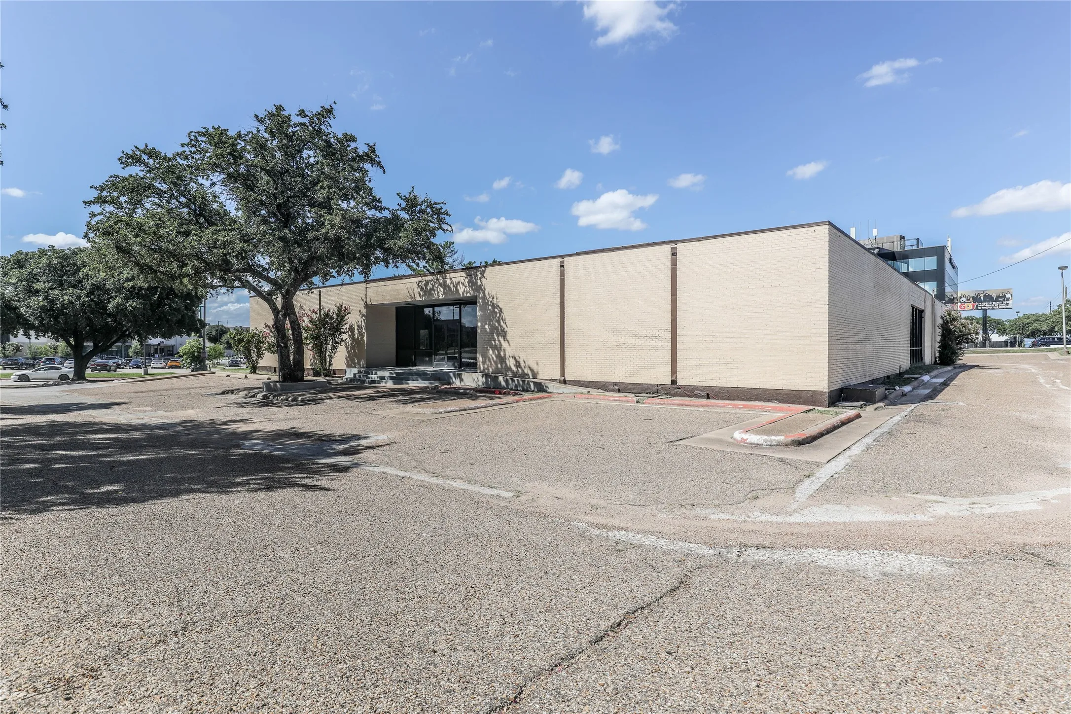 View of commercial location with uncovered parking