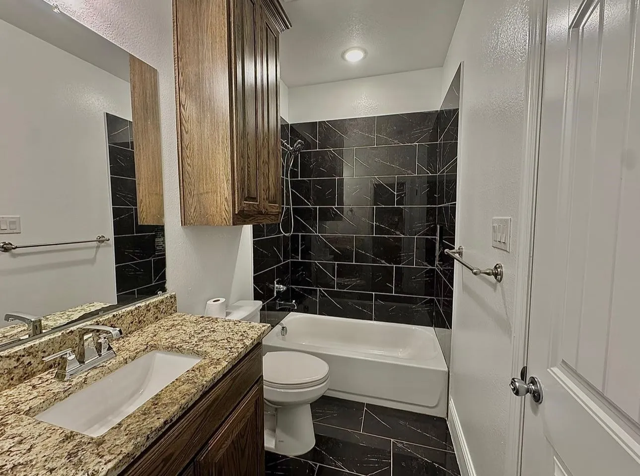 Single Family Residence For Sale in Grayson County , 722 Clements Avenue, Van Alstyne, Texas 75495, 6 Bedroom, 7 Bathroom, Garage spaces, 2,425 Sqft, built in 2022, mls#21167778, Real Estate Agent in Van Alstyne, Homes For Sale in Grayson county, Homes For Sale in Van Alstyne, Realtor in Van Alstyne Texas, Real Estate Brokerage Independent Realty Texas, Luminita Cordes Realtor