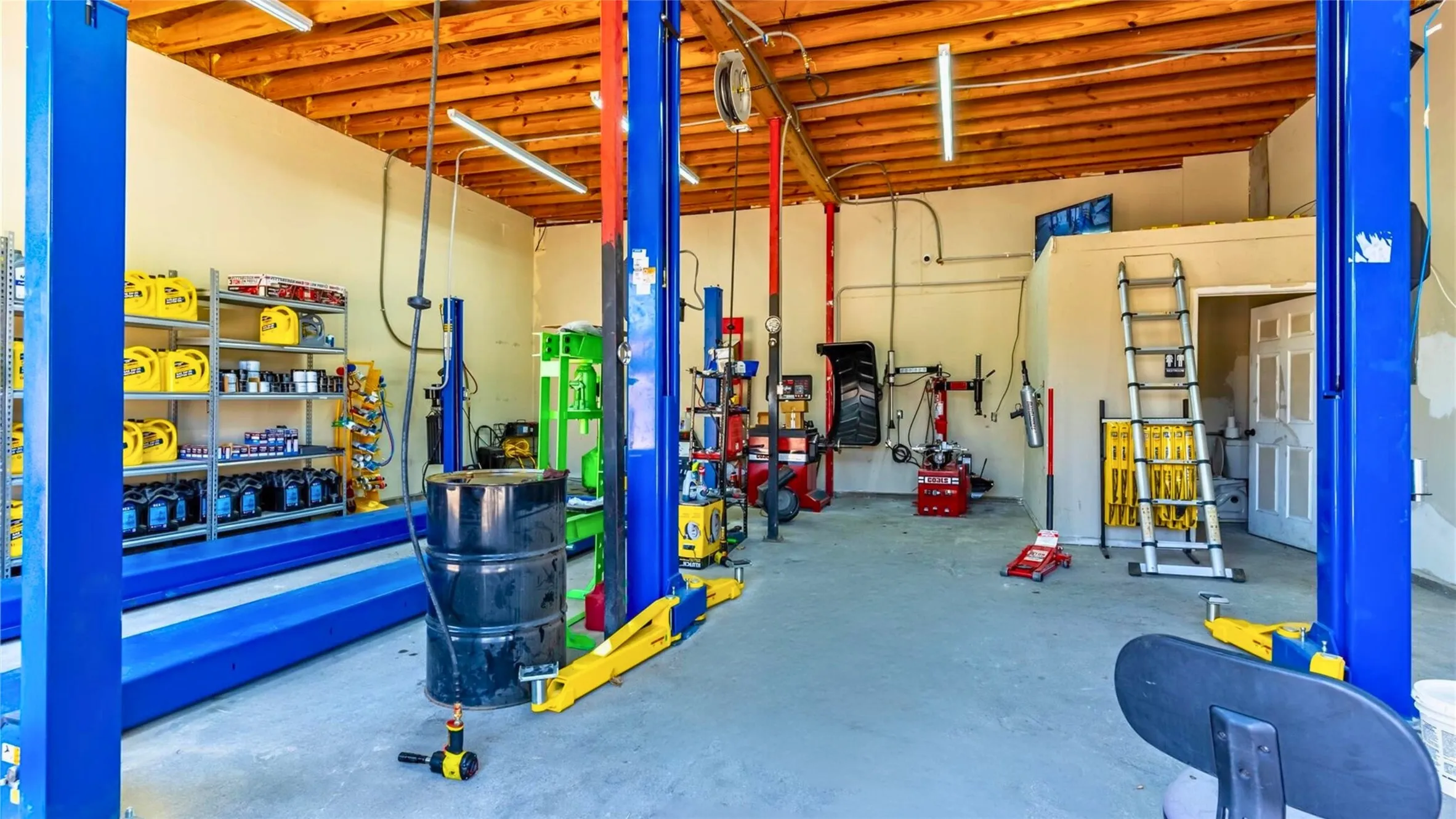 Retail For Sale in Dallas County , 3701 Lancaster Road, Dallas, Texas 75216, 0, 0, Garage spaces, 0 Sqft, built in 1976, Preowned, Price $599,000, mls#21170983, Real Estate Agent in Dallas, Homes For Sale in Dallas county, Homes For Sale in Dallas, Realtor in Dallas Texas, Real Estate Brokerage Independent Realty Texas, Luminita Cordes Realtor