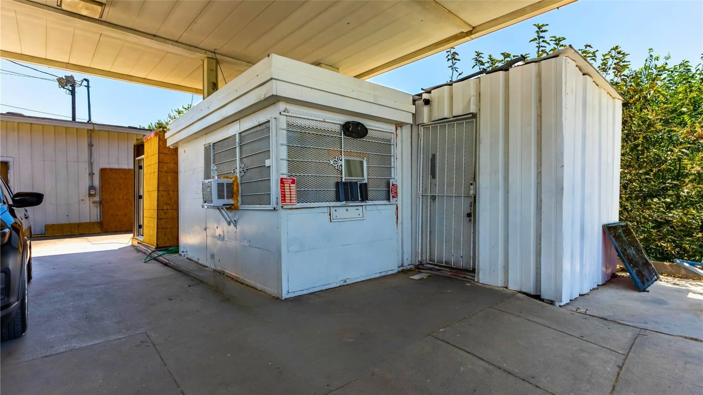 Retail For Sale in Dallas County , 3701 Lancaster Road, Dallas, Texas 75216, 0, 0, Garage spaces, 0 Sqft, built in 1976, Preowned, Price $599,000, mls#21170983, Real Estate Agent in Dallas, Homes For Sale in Dallas county, Homes For Sale in Dallas, Realtor in Dallas Texas, Real Estate Brokerage Independent Realty Texas, Luminita Cordes Realtor