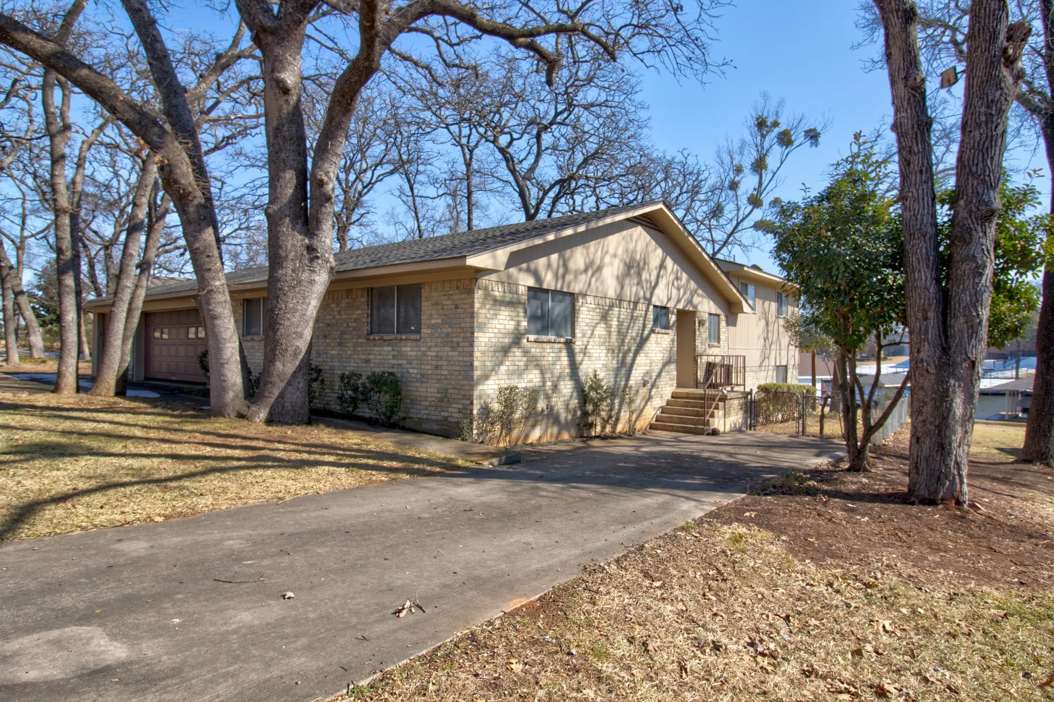 Single Family Residence For Sale in Cooke County , 207 Kiowa Drive W, Lake Kiowa, Texas 76240, 3 Bedroom, 3 Bathroom, 2 Garage spaces, 2,392 Sqft, built in 1975, Preowned, mls#21169655, Real Estate Agent in Lake Kiowa, Homes For Sale in Cooke county, Homes For Sale in Lake Kiowa, Realtor in Lake Kiowa Texas, Real Estate Brokerage Independent Realty Texas, Luminita Cordes Realtor