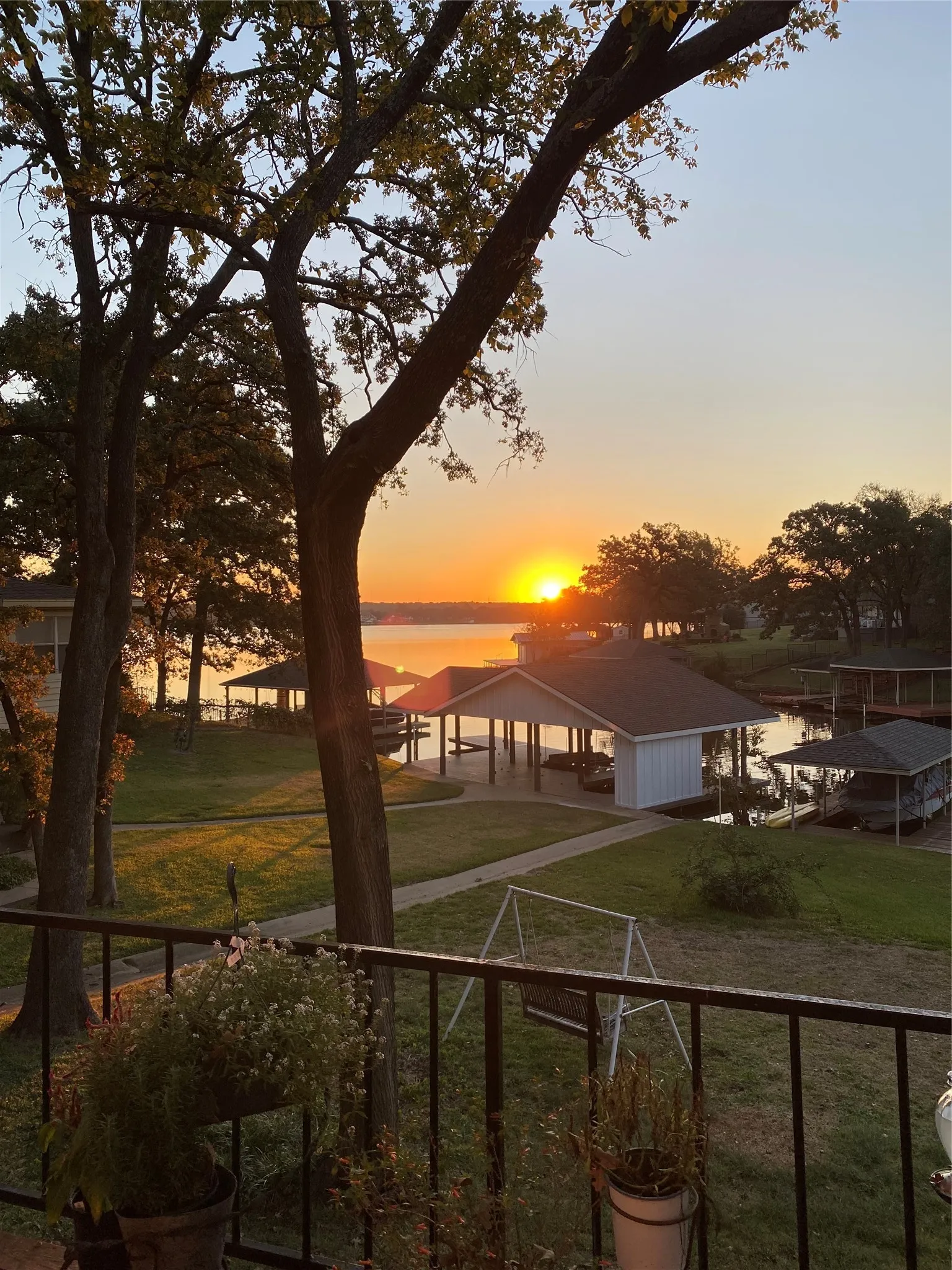 Single Family Residence For Sale in Cooke County , 207 Kiowa Drive W, Lake Kiowa, Texas 76240, 3 Bedroom, 3 Bathroom, 2 Garage spaces, 2,392 Sqft, built in 1975, Preowned, mls#21169655, Real Estate Agent in Lake Kiowa, Homes For Sale in Cooke county, Homes For Sale in Lake Kiowa, Realtor in Lake Kiowa Texas, Real Estate Brokerage Independent Realty Texas, Luminita Cordes Realtor