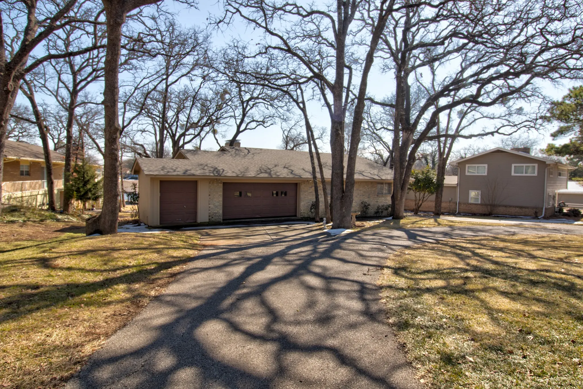 Single Family Residence For Sale in Cooke County , 207 Kiowa Drive W, Lake Kiowa, Texas 76240, 3 Bedroom, 3 Bathroom, 2 Garage spaces, 2,392 Sqft, built in 1975, Preowned, mls#21169655, Real Estate Agent in Lake Kiowa, Homes For Sale in Cooke county, Homes For Sale in Lake Kiowa, Realtor in Lake Kiowa Texas, Real Estate Brokerage Independent Realty Texas, Luminita Cordes Realtor