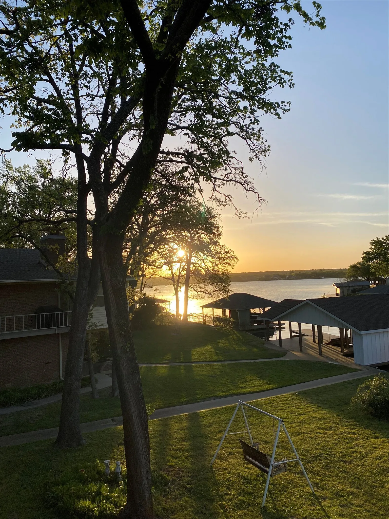 Single Family Residence For Sale in Cooke County , 207 Kiowa Drive W, Lake Kiowa, Texas 76240, 3 Bedroom, 3 Bathroom, 2 Garage spaces, 2,392 Sqft, built in 1975, Preowned, mls#21169655, Real Estate Agent in Lake Kiowa, Homes For Sale in Cooke county, Homes For Sale in Lake Kiowa, Realtor in Lake Kiowa Texas, Real Estate Brokerage Independent Realty Texas, Luminita Cordes Realtor