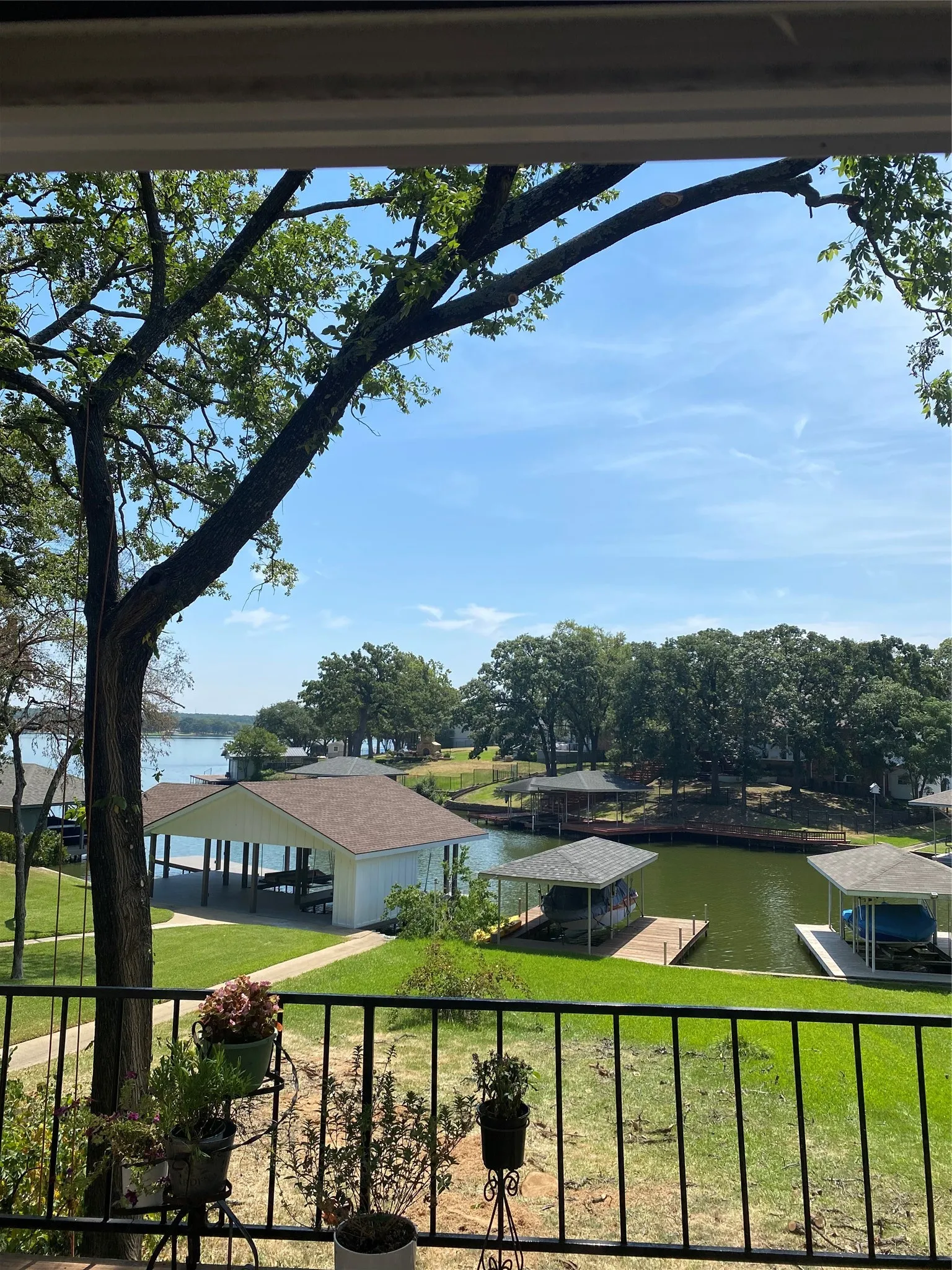 Single Family Residence For Sale in Cooke County , 207 Kiowa Drive W, Lake Kiowa, Texas 76240, 3 Bedroom, 3 Bathroom, 2 Garage spaces, 2,392 Sqft, built in 1975, Preowned, mls#21169655, Real Estate Agent in Lake Kiowa, Homes For Sale in Cooke county, Homes For Sale in Lake Kiowa, Realtor in Lake Kiowa Texas, Real Estate Brokerage Independent Realty Texas, Luminita Cordes Realtor