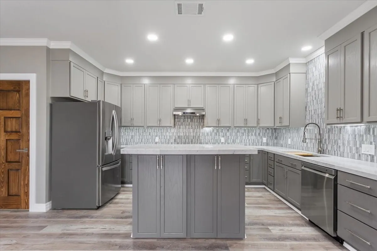 Townhouse For Sale in Bosque County , 202 N Avenue D, Clifton, Texas 76634, 1 Bedroom, 2 Bathroom, Garage spaces, 995 Sqft, built in 1920, mls#21170710, Real Estate Agent in Clifton, Homes For Sale in Bosque county, Homes For Sale in Clifton, Realtor in Clifton Texas, Real Estate Brokerage Independent Realty Texas, Luminita Cordes Realtor