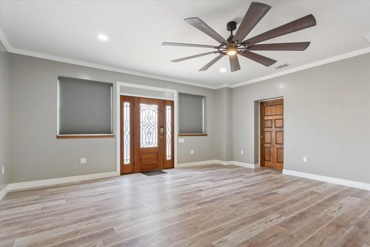 Townhouse For Sale in Bosque County , 202 N Avenue D, Clifton, Texas 76634, 1 Bedroom, 2 Bathroom, Garage spaces, 995 Sqft, built in 1920, mls#21170710, Real Estate Agent in Clifton, Homes For Sale in Bosque county, Homes For Sale in Clifton, Realtor in Clifton Texas, Real Estate Brokerage Independent Realty Texas, Luminita Cordes Realtor