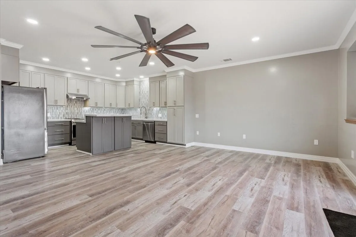 Townhouse For Sale in Bosque County , 202 N Avenue D, Clifton, Texas 76634, 1 Bedroom, 2 Bathroom, Garage spaces, 995 Sqft, built in 1920, mls#21170710, Real Estate Agent in Clifton, Homes For Sale in Bosque county, Homes For Sale in Clifton, Realtor in Clifton Texas, Real Estate Brokerage Independent Realty Texas, Luminita Cordes Realtor