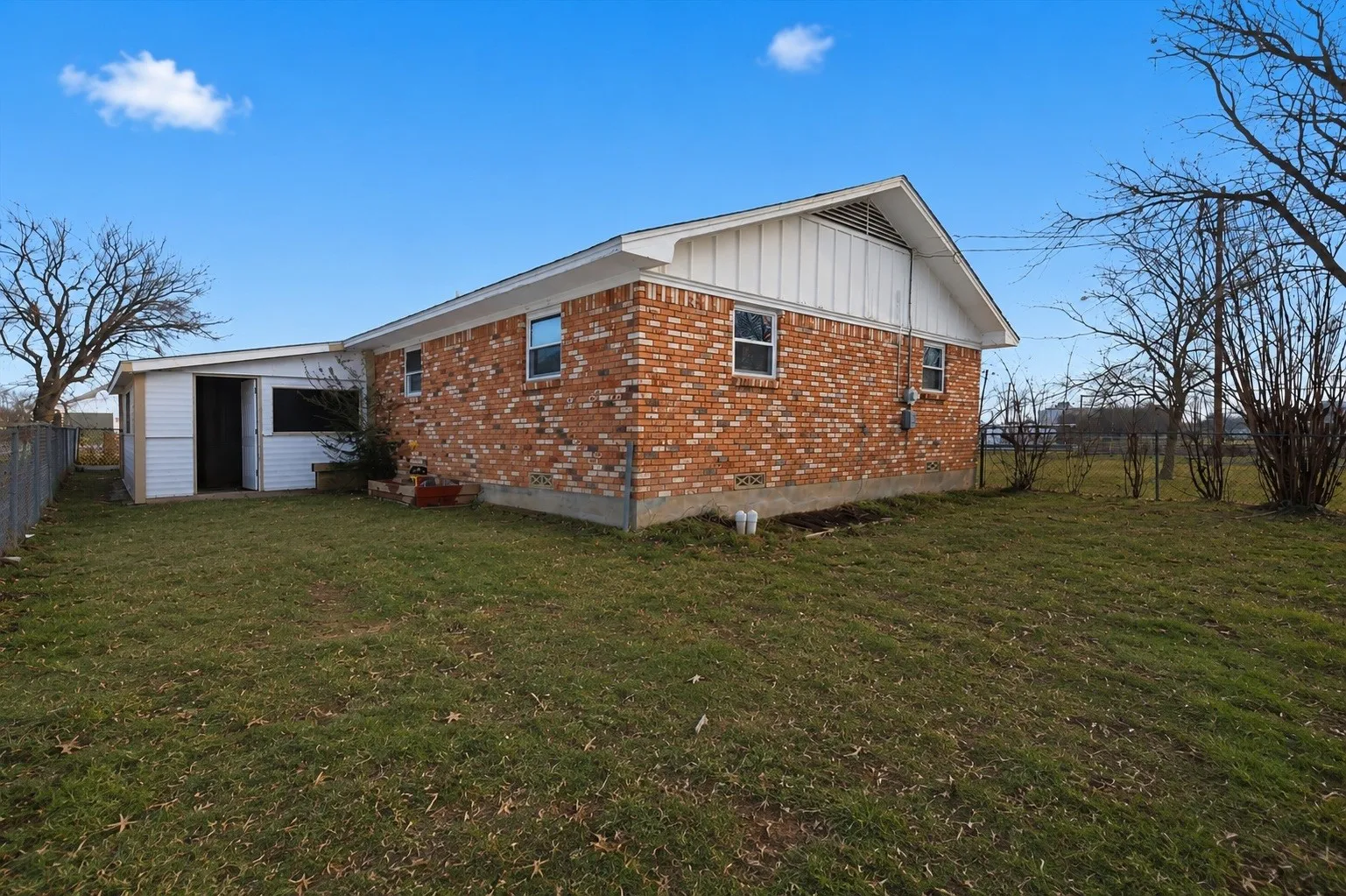 Single Family Residence For Sale in Denton County , 107 N 7th Street, Krum, Texas 76249, 3 Bedrooms, 2 Bathrooms, 2 Garage spaces, 1,416 Sqft, built in 1966, Preowned, Price $280,000, mls#21160601, Real Estate Agent in Krum, Homes For Sale in Denton county, Homes For Sale in Krum, Realtor in Krum Texas, Real Estate Brokerage Independent Realty Texas, Luminita Cordes Realtor