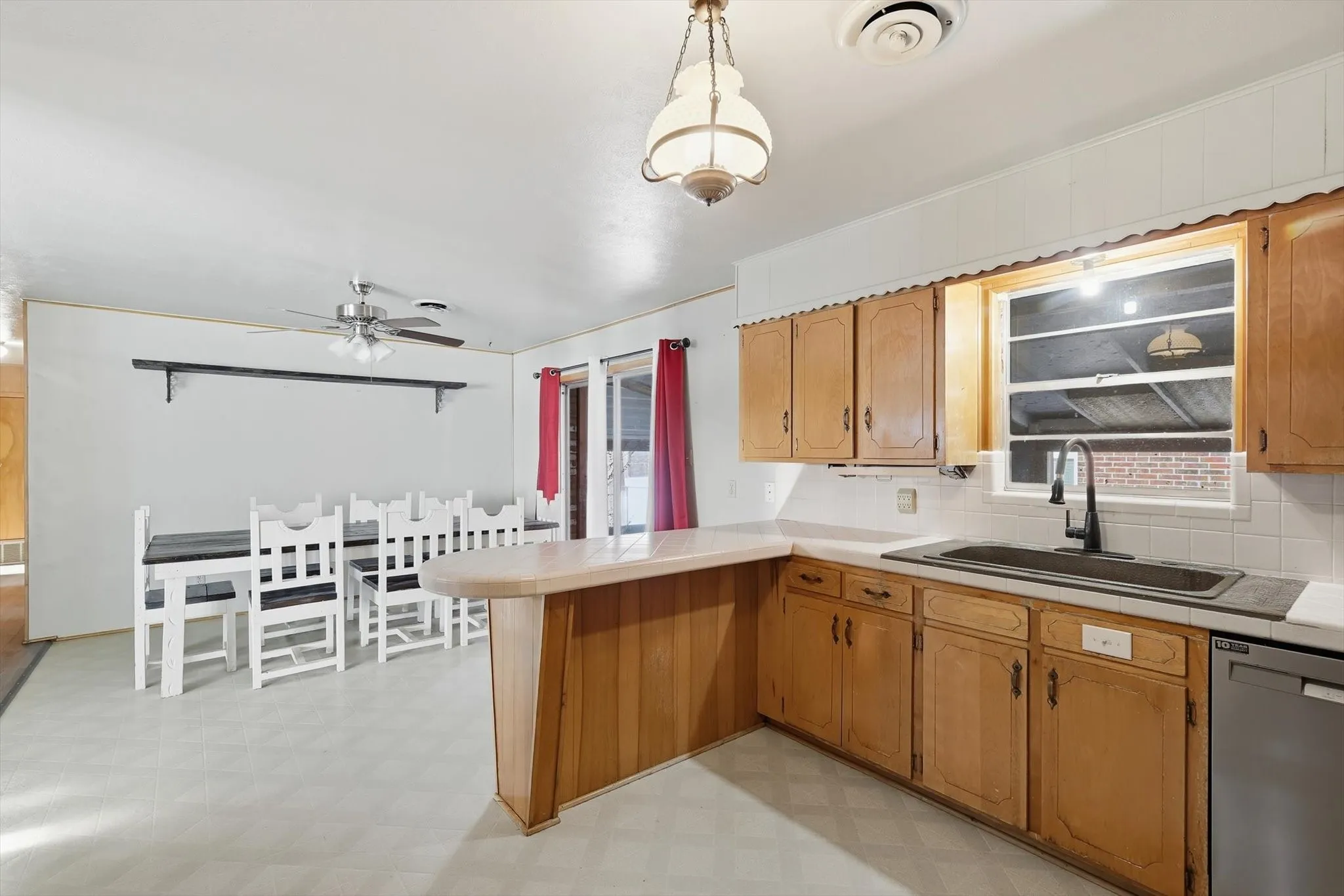 Single Family Residence For Sale in Denton County , 107 N 7th Street, Krum, Texas 76249, 3 Bedrooms, 2 Bathrooms, 2 Garage spaces, 1,416 Sqft, built in 1966, Preowned, Price $280,000, mls#21160601, Real Estate Agent in Krum, Homes For Sale in Denton county, Homes For Sale in Krum, Realtor in Krum Texas, Real Estate Brokerage Independent Realty Texas, Luminita Cordes Realtor