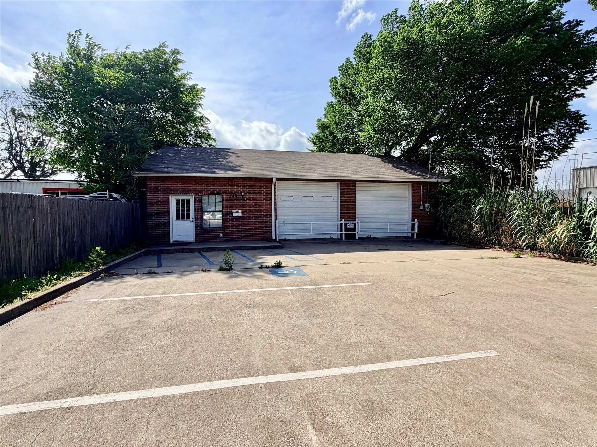 Business For Rent in Denton County , 730 Wainwright Street, Denton, Texas 76201, 0, 0, Garage spaces, 1,472 Sqft, built in 1956, Preowned, Price $1,595, mls#21111893, Real Estate Agent in Denton, Homes For Rent in Denton county, Homes For Rent in Denton, Realtor in Denton Texas, Real Estate Brokerage Independent Realty Texas, Luminita Cordes Realtor