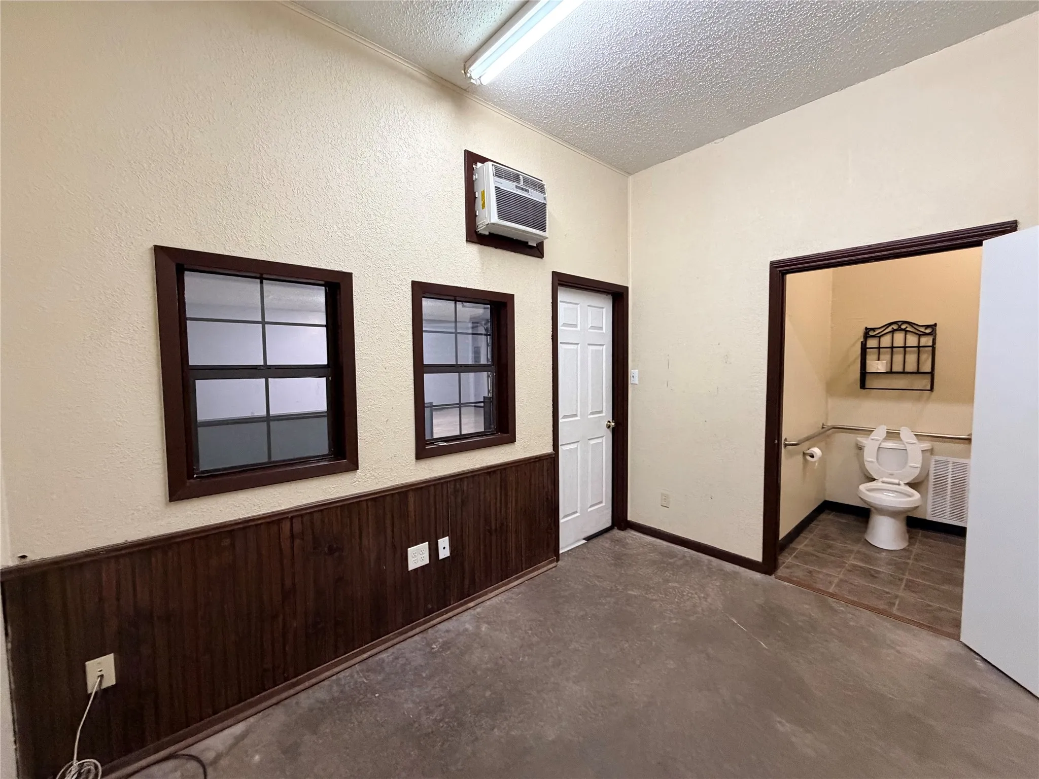Business For Rent in Denton County , 730 Wainwright Street, Denton, Texas 76201, 0, 0, Garage spaces, 1,472 Sqft, built in 1956, Preowned, Price $1,595, mls#21111893, Real Estate Agent in Denton, Homes For Rent in Denton county, Homes For Rent in Denton, Realtor in Denton Texas, Real Estate Brokerage Independent Realty Texas, Luminita Cordes Realtor