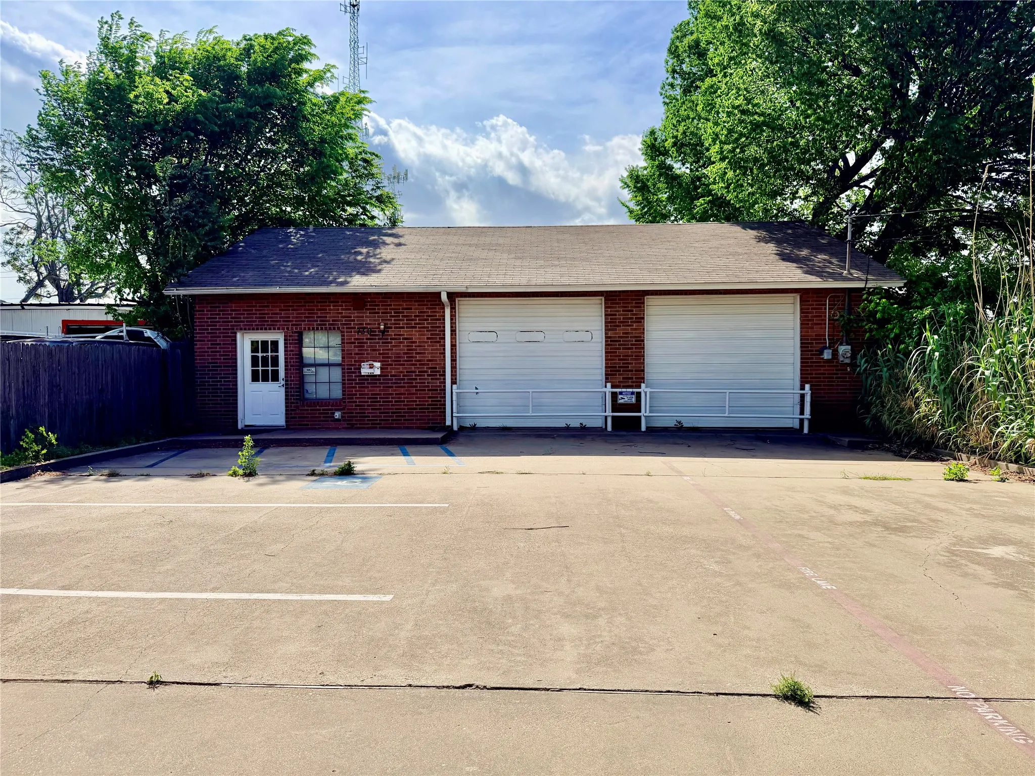 Business For Rent in Denton County , 730 Wainwright Street, Denton, Texas 76201, 0, 0, Garage spaces, 1,472 Sqft, built in 1956, Preowned, Price $1,595, mls#21111893, Real Estate Agent in Denton, Homes For Rent in Denton county, Homes For Rent in Denton, Realtor in Denton Texas, Real Estate Brokerage Independent Realty Texas, Luminita Cordes Realtor
