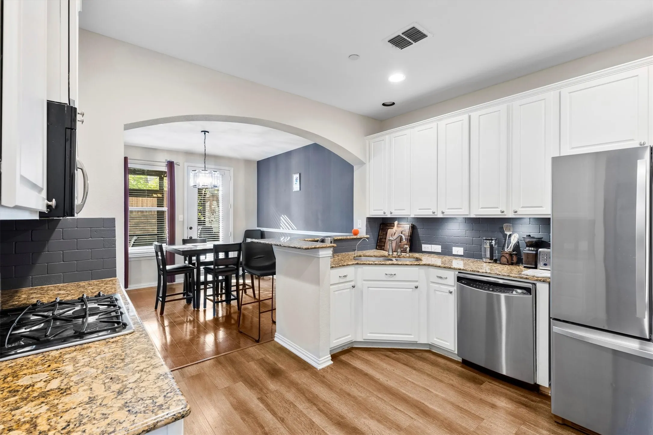 Townhouse For Sale in Collin County , 834 Apple Hill Drive, Allen, Texas 75013, 2 Bedrooms, 3 Bathrooms, 2 Garage spaces, 1,765 Sqft, built in 2007, Preowned, Price $333,000, mls#21171232, Real Estate Agent in Allen, Homes For Sale in Collin county, Homes For Sale in Allen, Realtor in Allen Texas, Real Estate Brokerage Independent Realty Texas, Luminita Cordes Realtor