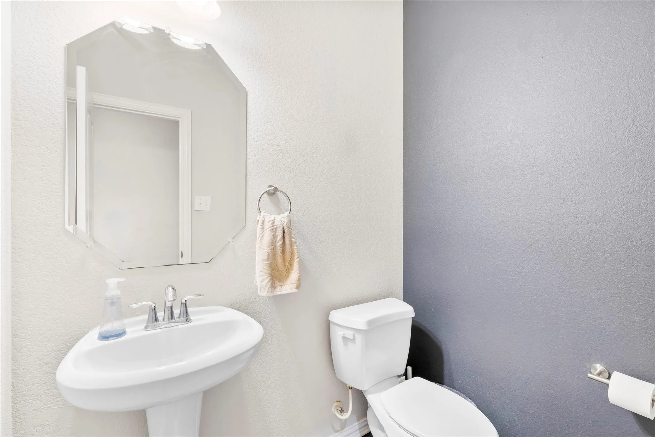 Townhouse For Sale in Collin County , 834 Apple Hill Drive, Allen, Texas 75013, 2 Bedrooms, 3 Bathrooms, 2 Garage spaces, 1,765 Sqft, built in 2007, Preowned, Price $333,000, mls#21171232, Real Estate Agent in Allen, Homes For Sale in Collin county, Homes For Sale in Allen, Realtor in Allen Texas, Real Estate Brokerage Independent Realty Texas, Luminita Cordes Realtor