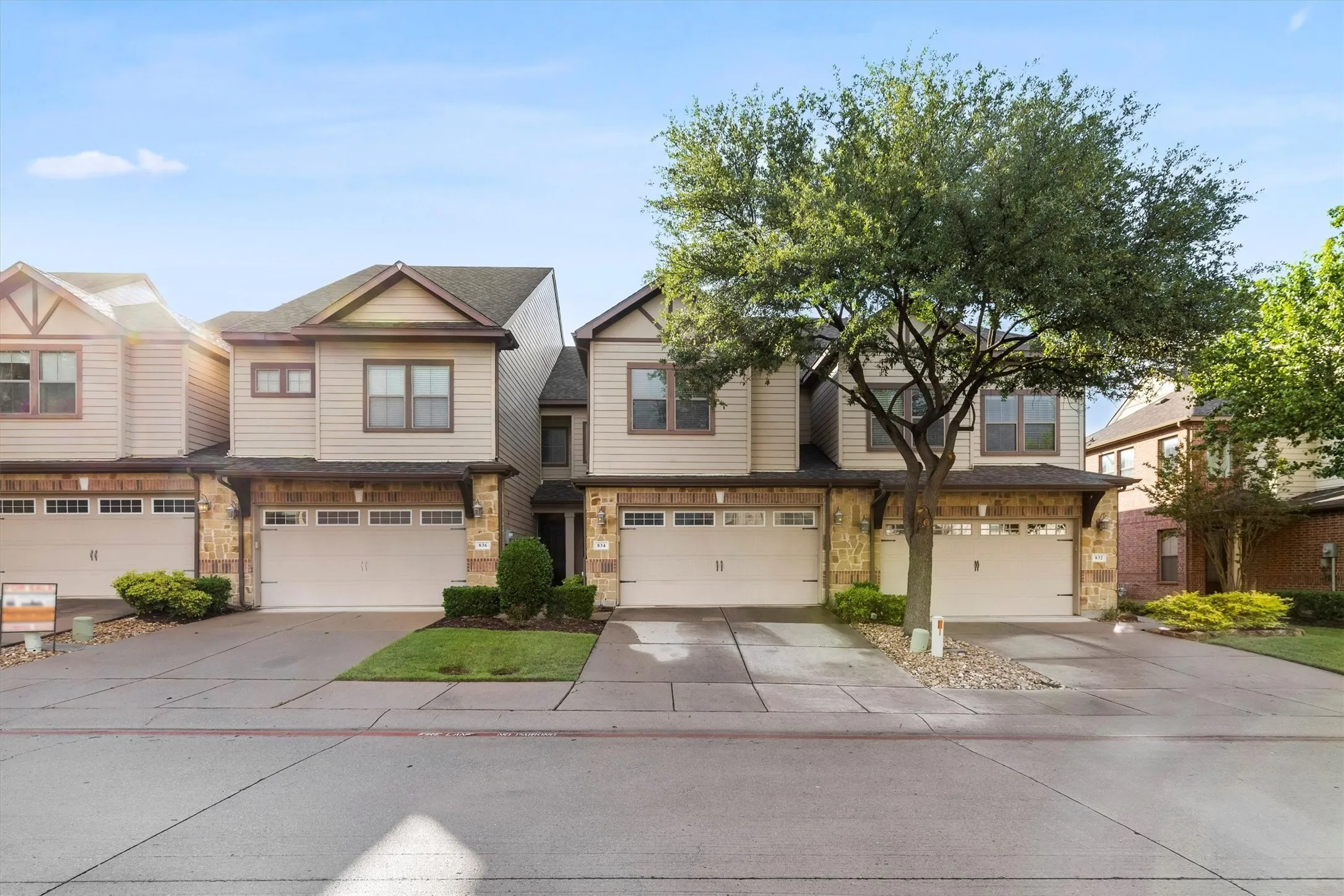 Townhouse For Sale in Collin County , 834 Apple Hill Drive, Allen, Texas 75013, 2 Bedrooms, 3 Bathrooms, 2 Garage spaces, 1,765 Sqft, built in 2007, Preowned, Price $333,000, mls#21171232, Real Estate Agent in Allen, Homes For Sale in Collin county, Homes For Sale in Allen, Realtor in Allen Texas, Real Estate Brokerage Independent Realty Texas, Luminita Cordes Realtor