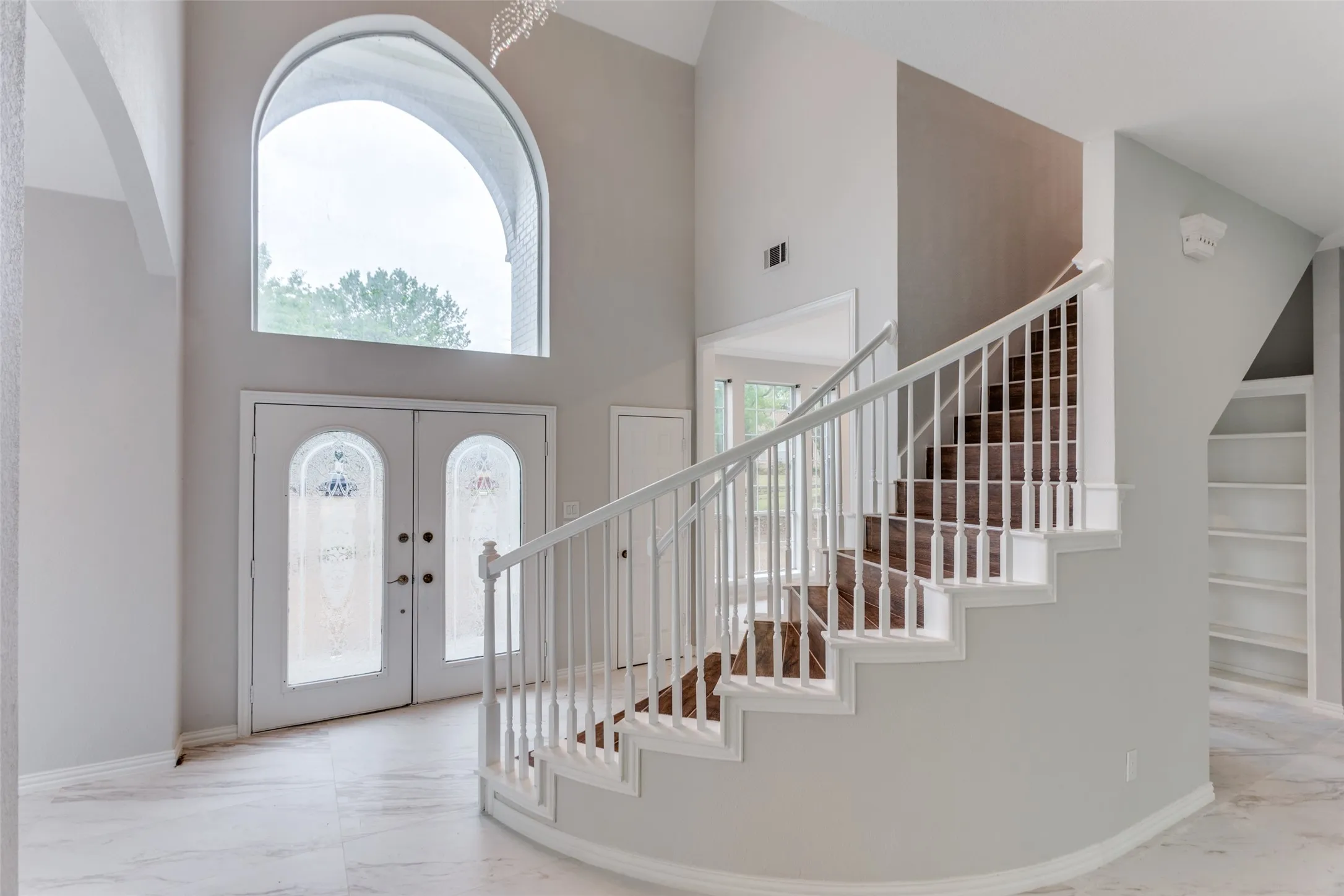 Single Family Residence For Sale in Tarrant County , 6315 Millwood Court, Arlington, Texas 76016, 4 Bedrooms, 3 Bathrooms, 3 Garage spaces, 2,930 Sqft, built in 1996, Preowned, Price $650,000, mls#21171209, Real Estate Agent in Arlington, Homes For Sale in Tarrant county, Homes For Sale in Arlington, Realtor in Arlington Texas, Real Estate Brokerage Independent Realty Texas, Luminita Cordes Realtor