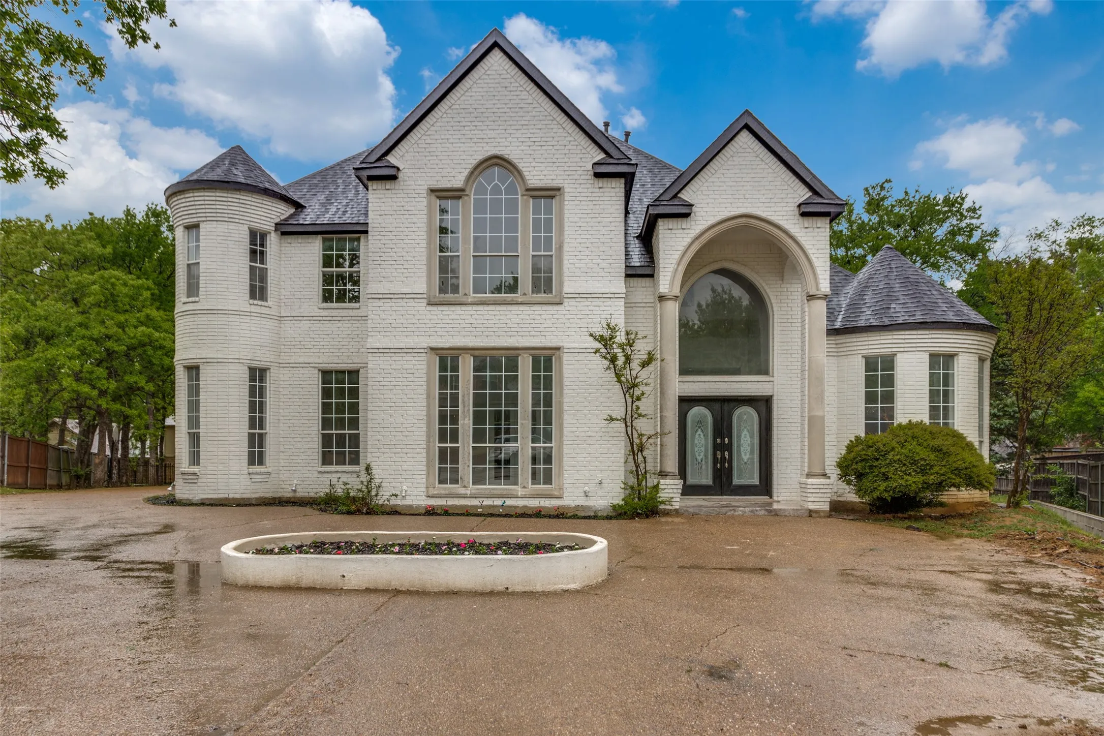 Single Family Residence For Sale in Tarrant County , 6315 Millwood Court, Arlington, Texas 76016, 4 Bedrooms, 3 Bathrooms, 3 Garage spaces, 2,930 Sqft, built in 1996, Preowned, Price $650,000, mls#21171209, Real Estate Agent in Arlington, Homes For Sale in Tarrant county, Homes For Sale in Arlington, Realtor in Arlington Texas, Real Estate Brokerage Independent Realty Texas, Luminita Cordes Realtor