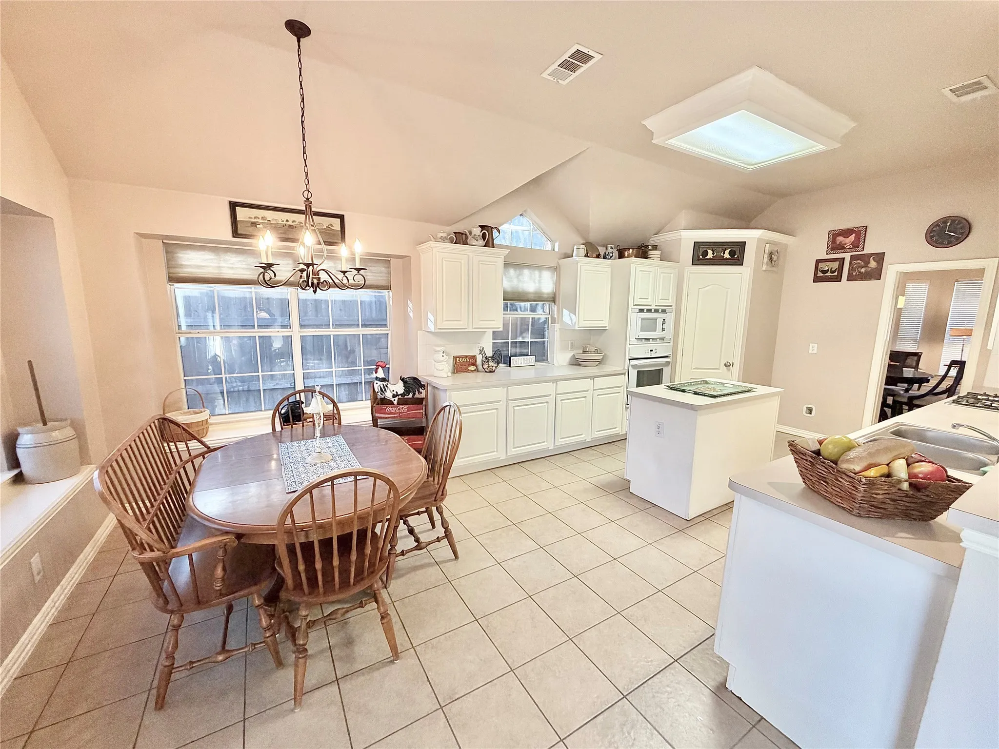 Single Family Residence For Sale in Denton County , 2508 Kariba Lane, Denton, Texas 76210, 4 Bedroom, 2 Bathroom, 2 Garage spaces, 2,428 Sqft, built in 1999, mls#21171297, Real Estate Agent in Denton, Homes For Sale in Denton county, Homes For Sale in Denton, Realtor in Denton Texas, Real Estate Brokerage Independent Realty Texas, Luminita Cordes Realtor