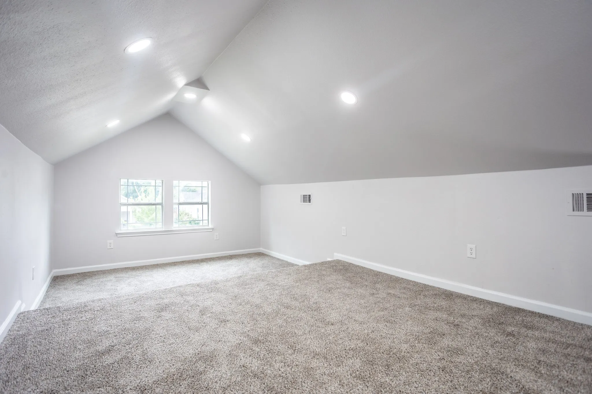 Single Family Residence For Sale in Dallas County , 527 S Clinton Avenue, Dallas, Texas 75208, 2 Bedroom, 3 Bathroom, Garage spaces, 1,778 Sqft, built in 1930, mls#21167727, Real Estate Agent in Dallas, Homes For Sale in Dallas county, Homes For Sale in Dallas, Realtor in Dallas Texas, Real Estate Brokerage Independent Realty Texas, Luminita Cordes Realtor