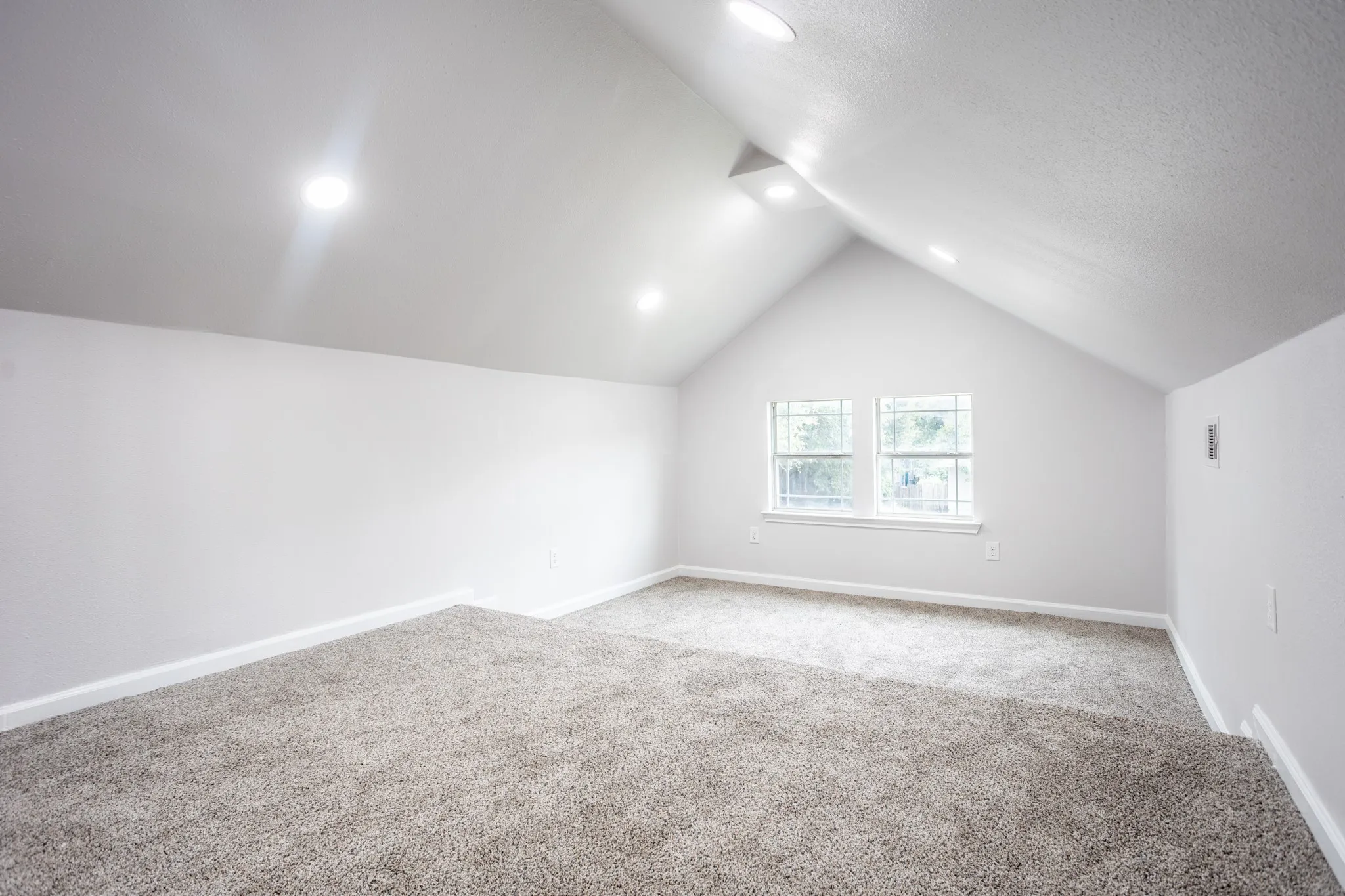 Single Family Residence For Sale in Dallas County , 527 S Clinton Avenue, Dallas, Texas 75208, 2 Bedroom, 3 Bathroom, Garage spaces, 1,778 Sqft, built in 1930, mls#21167727, Real Estate Agent in Dallas, Homes For Sale in Dallas county, Homes For Sale in Dallas, Realtor in Dallas Texas, Real Estate Brokerage Independent Realty Texas, Luminita Cordes Realtor