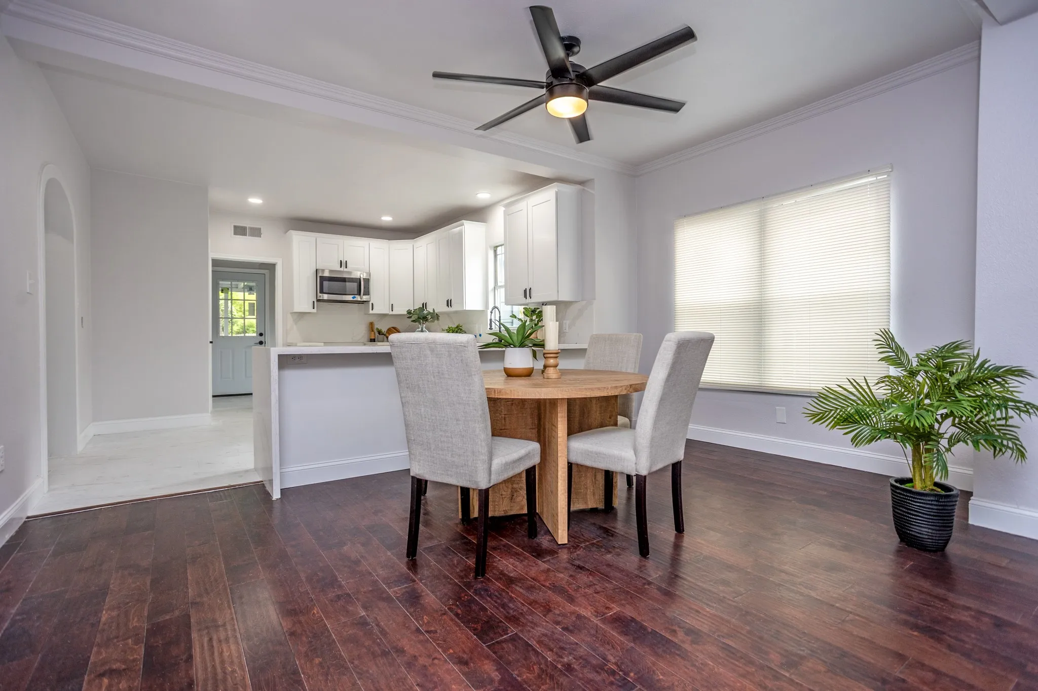 Single Family Residence For Sale in Dallas County , 527 S Clinton Avenue, Dallas, Texas 75208, 2 Bedroom, 3 Bathroom, Garage spaces, 1,778 Sqft, built in 1930, mls#21167727, Real Estate Agent in Dallas, Homes For Sale in Dallas county, Homes For Sale in Dallas, Realtor in Dallas Texas, Real Estate Brokerage Independent Realty Texas, Luminita Cordes Realtor