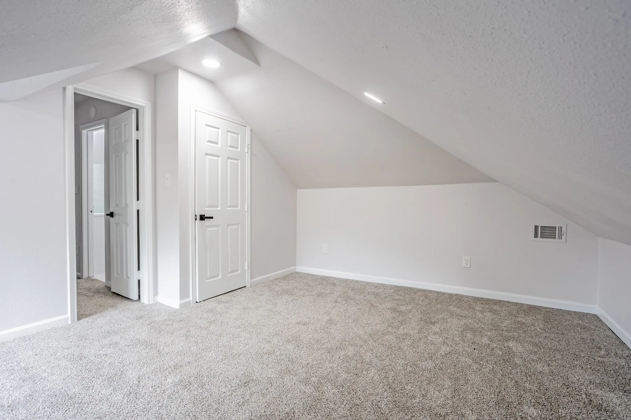 Single Family Residence For Sale in Dallas County , 527 S Clinton Avenue, Dallas, Texas 75208, 2 Bedroom, 3 Bathroom, Garage spaces, 1,778 Sqft, built in 1930, mls#21167727, Real Estate Agent in Dallas, Homes For Sale in Dallas county, Homes For Sale in Dallas, Realtor in Dallas Texas, Real Estate Brokerage Independent Realty Texas, Luminita Cordes Realtor