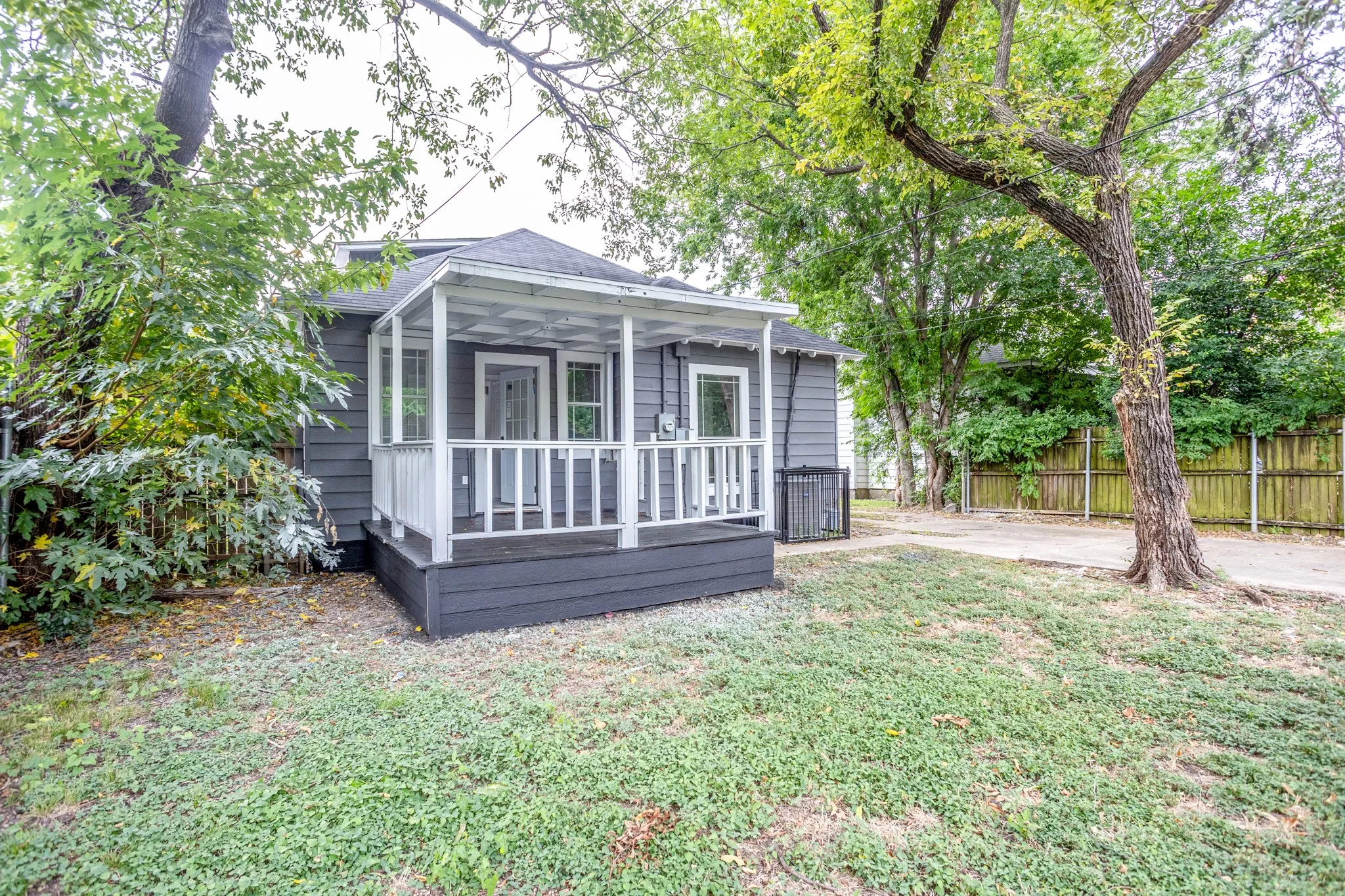 Single Family Residence For Sale in Dallas County , 527 S Clinton Avenue, Dallas, Texas 75208, 2 Bedroom, 3 Bathroom, Garage spaces, 1,778 Sqft, built in 1930, mls#21167727, Real Estate Agent in Dallas, Homes For Sale in Dallas county, Homes For Sale in Dallas, Realtor in Dallas Texas, Real Estate Brokerage Independent Realty Texas, Luminita Cordes Realtor