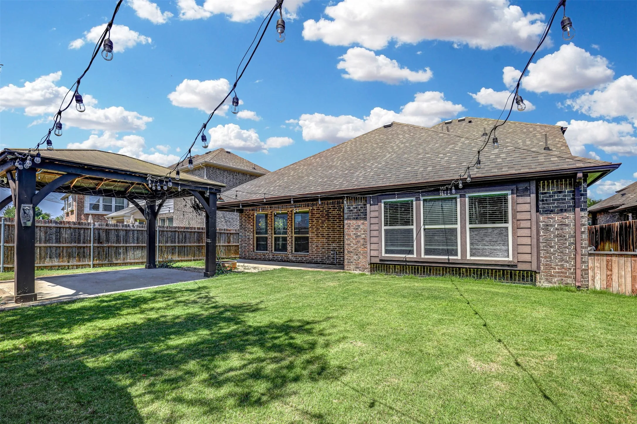 Single Family Residence For Sale in Denton County , 9501 Meadowpark Drive, Denton, Texas 76226, 4 Bedroom, 3 Bathroom, 2 Garage spaces, 2,334 Sqft, built in 2017, Preowned, mls#21145684, Real Estate Agent in Denton, Homes For Sale in Denton county, Homes For Sale in Denton, Realtor in Denton Texas, Real Estate Brokerage Independent Realty Texas, Luminita Cordes Realtor