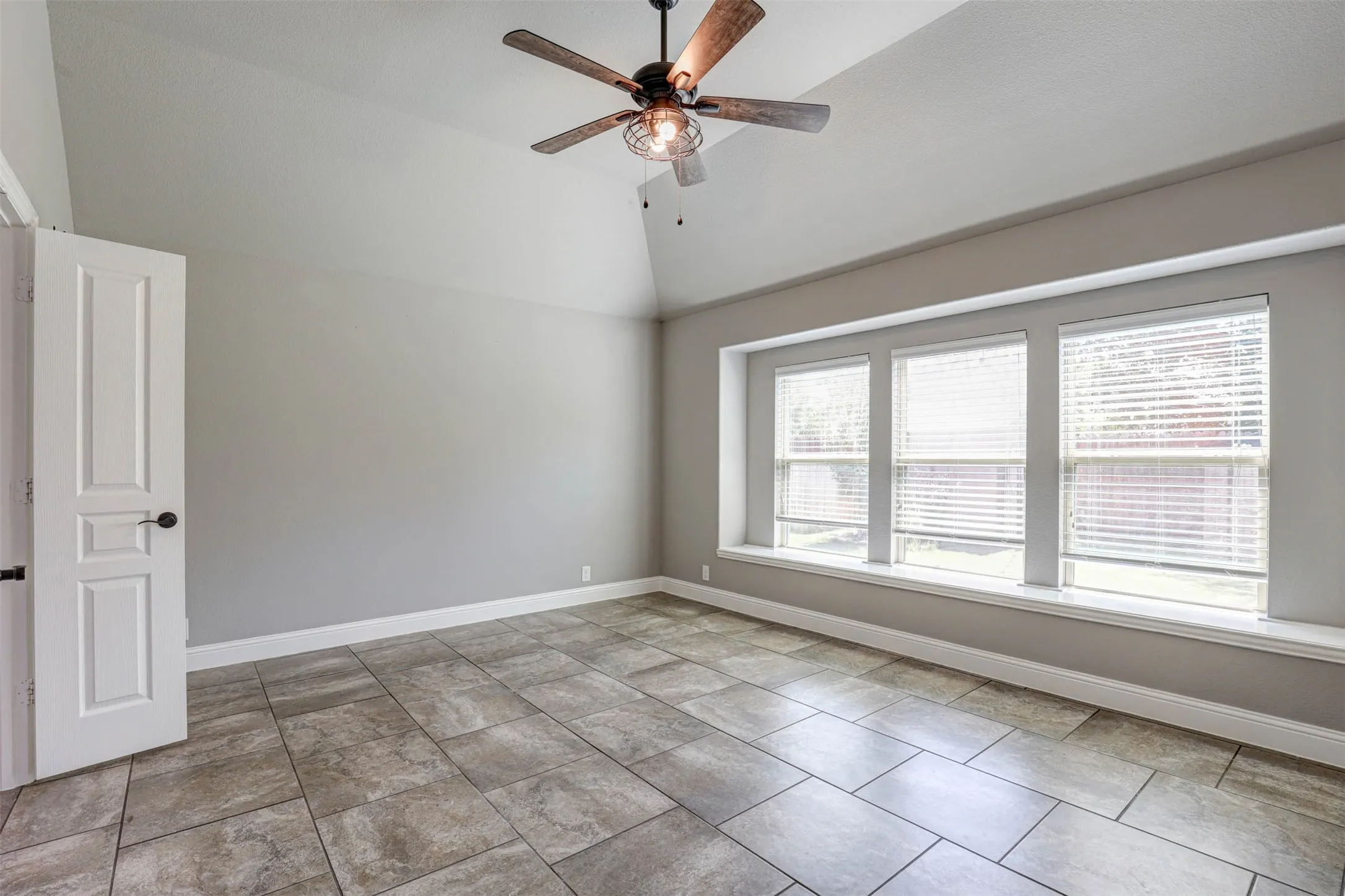 Single Family Residence For Sale in Denton County , 9501 Meadowpark Drive, Denton, Texas 76226, 4 Bedroom, 3 Bathroom, 2 Garage spaces, 2,334 Sqft, built in 2017, Preowned, mls#21145684, Real Estate Agent in Denton, Homes For Sale in Denton county, Homes For Sale in Denton, Realtor in Denton Texas, Real Estate Brokerage Independent Realty Texas, Luminita Cordes Realtor