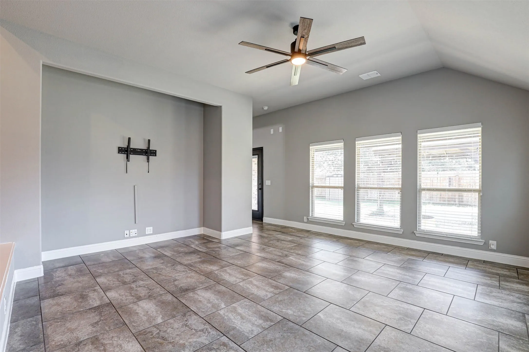 Single Family Residence For Sale in Denton County , 9501 Meadowpark Drive, Denton, Texas 76226, 4 Bedroom, 3 Bathroom, 2 Garage spaces, 2,334 Sqft, built in 2017, Preowned, mls#21145684, Real Estate Agent in Denton, Homes For Sale in Denton county, Homes For Sale in Denton, Realtor in Denton Texas, Real Estate Brokerage Independent Realty Texas, Luminita Cordes Realtor