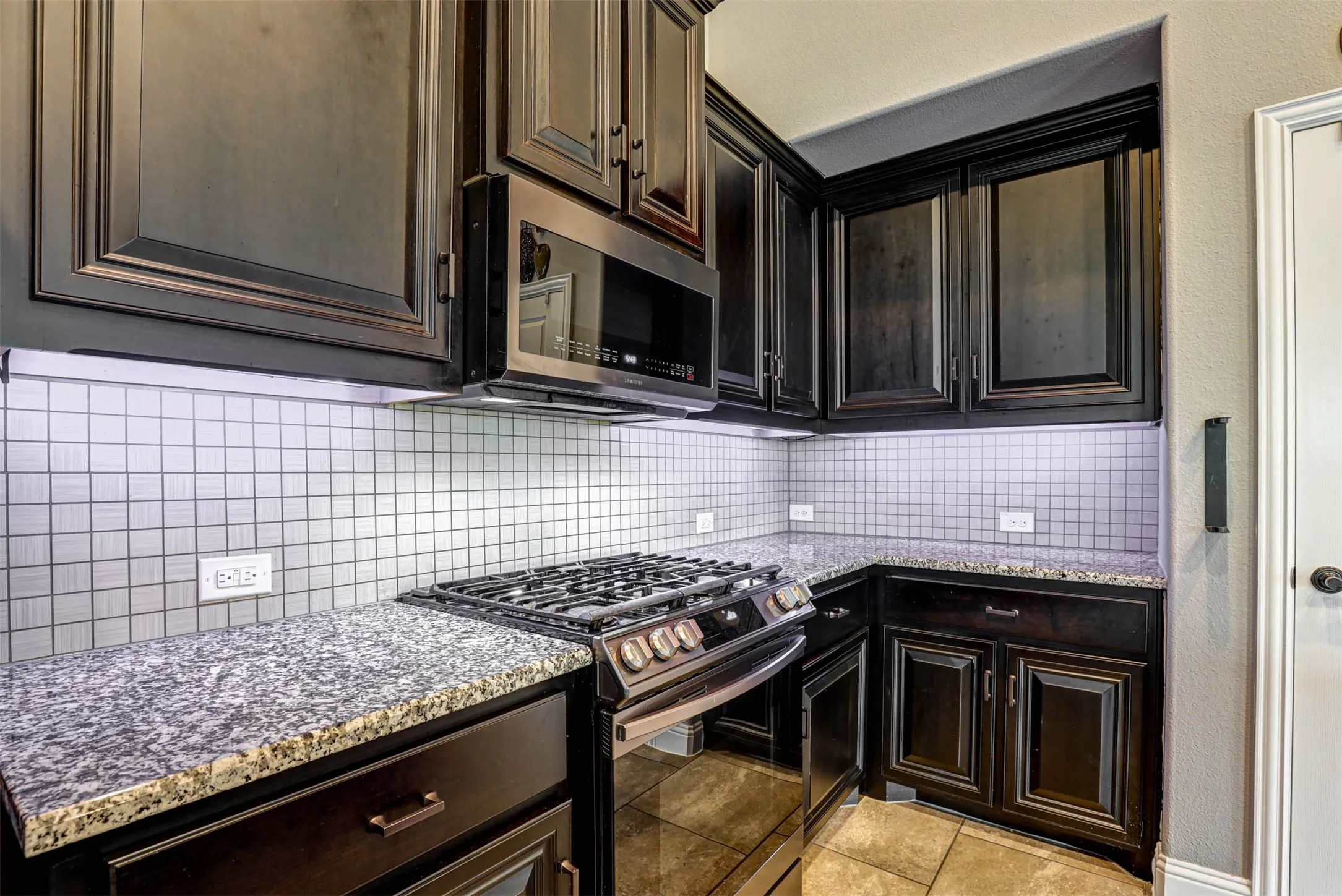 Single Family Residence For Sale in Denton County , 9501 Meadowpark Drive, Denton, Texas 76226, 4 Bedroom, 3 Bathroom, 2 Garage spaces, 2,334 Sqft, built in 2017, Preowned, mls#21145684, Real Estate Agent in Denton, Homes For Sale in Denton county, Homes For Sale in Denton, Realtor in Denton Texas, Real Estate Brokerage Independent Realty Texas, Luminita Cordes Realtor