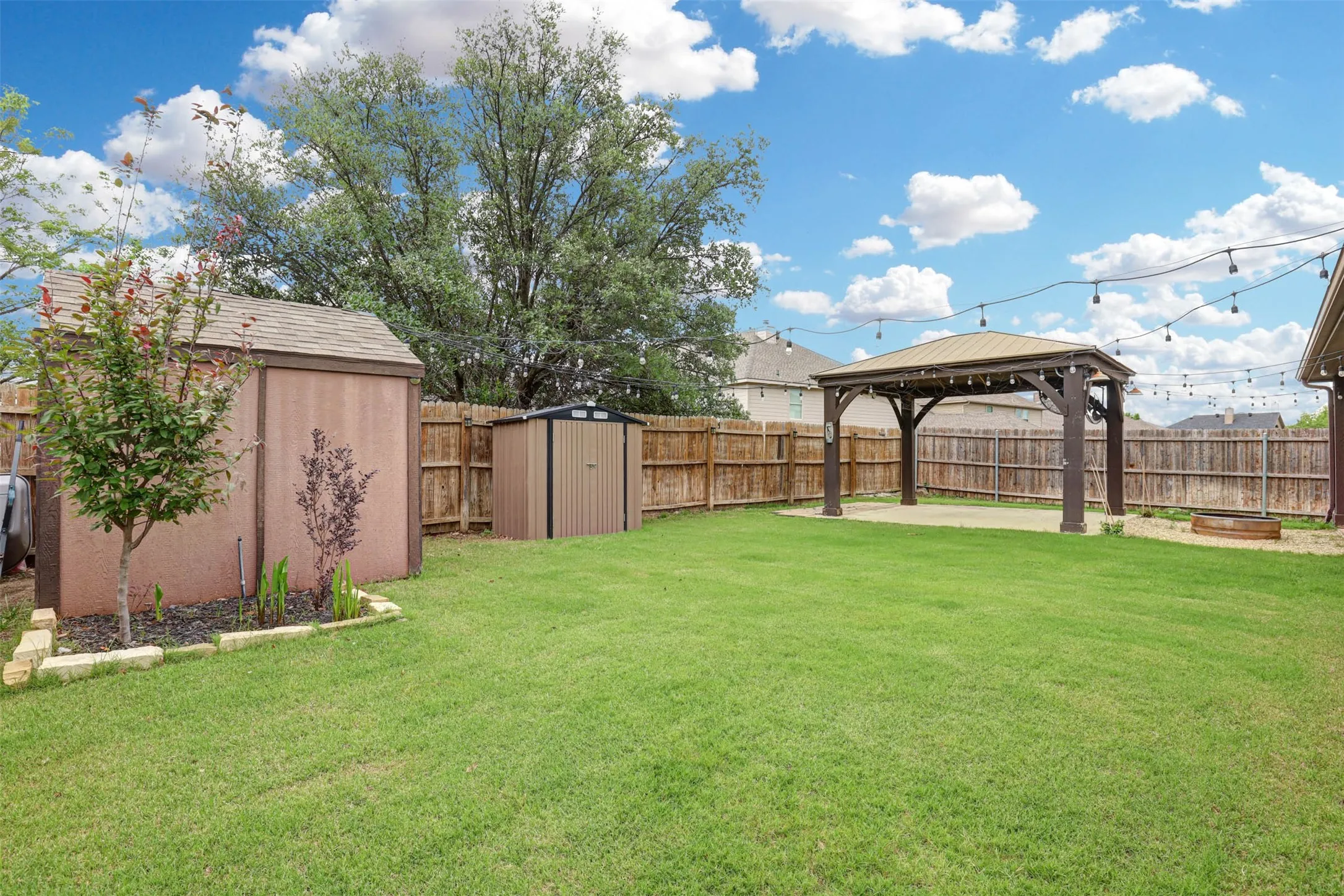 Single Family Residence For Sale in Denton County , 9501 Meadowpark Drive, Denton, Texas 76226, 4 Bedroom, 3 Bathroom, 2 Garage spaces, 2,334 Sqft, built in 2017, Preowned, mls#21145684, Real Estate Agent in Denton, Homes For Sale in Denton county, Homes For Sale in Denton, Realtor in Denton Texas, Real Estate Brokerage Independent Realty Texas, Luminita Cordes Realtor