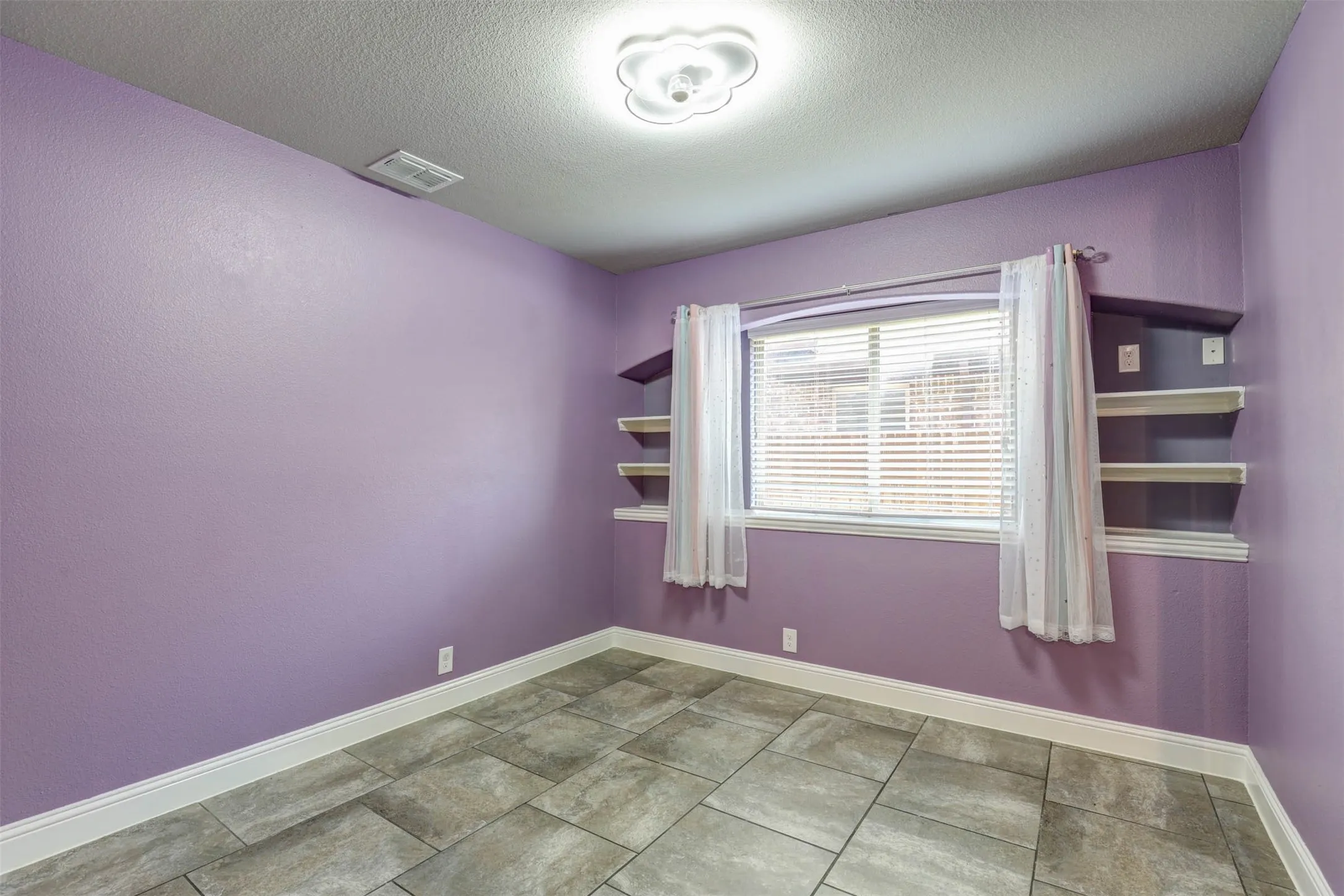 Single Family Residence For Sale in Denton County , 9501 Meadowpark Drive, Denton, Texas 76226, 4 Bedroom, 3 Bathroom, 2 Garage spaces, 2,334 Sqft, built in 2017, Preowned, mls#21145684, Real Estate Agent in Denton, Homes For Sale in Denton county, Homes For Sale in Denton, Realtor in Denton Texas, Real Estate Brokerage Independent Realty Texas, Luminita Cordes Realtor
