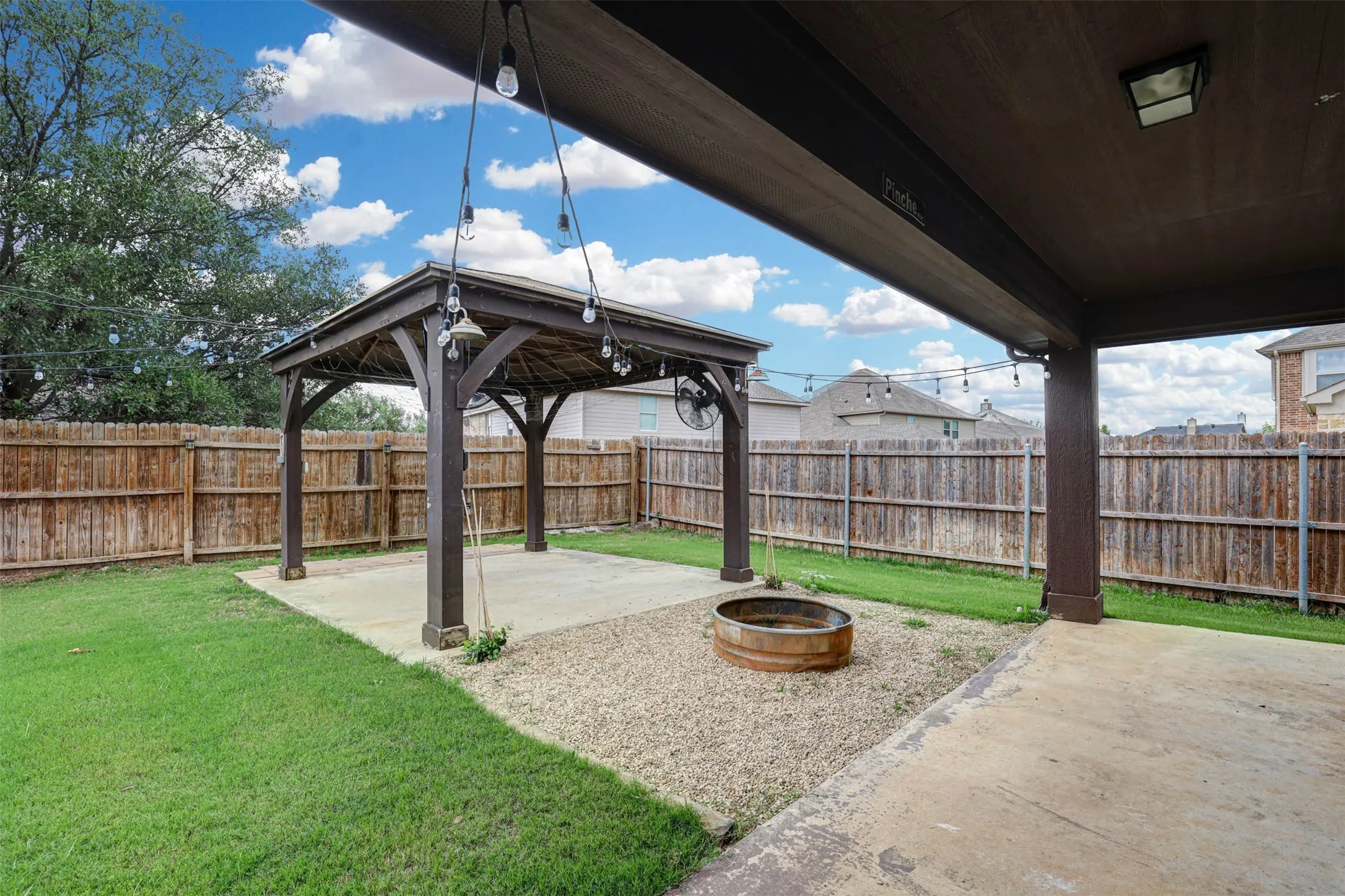 Single Family Residence For Sale in Denton County , 9501 Meadowpark Drive, Denton, Texas 76226, 4 Bedroom, 3 Bathroom, 2 Garage spaces, 2,334 Sqft, built in 2017, Preowned, mls#21145684, Real Estate Agent in Denton, Homes For Sale in Denton county, Homes For Sale in Denton, Realtor in Denton Texas, Real Estate Brokerage Independent Realty Texas, Luminita Cordes Realtor