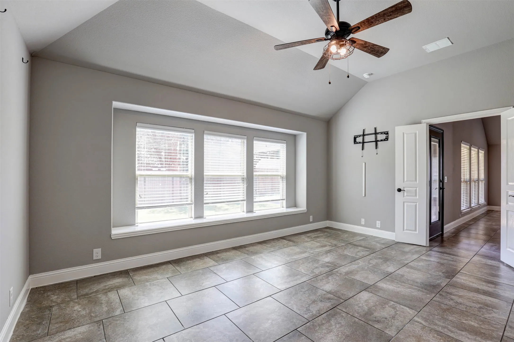 Single Family Residence For Sale in Denton County , 9501 Meadowpark Drive, Denton, Texas 76226, 4 Bedroom, 3 Bathroom, 2 Garage spaces, 2,334 Sqft, built in 2017, Preowned, mls#21145684, Real Estate Agent in Denton, Homes For Sale in Denton county, Homes For Sale in Denton, Realtor in Denton Texas, Real Estate Brokerage Independent Realty Texas, Luminita Cordes Realtor