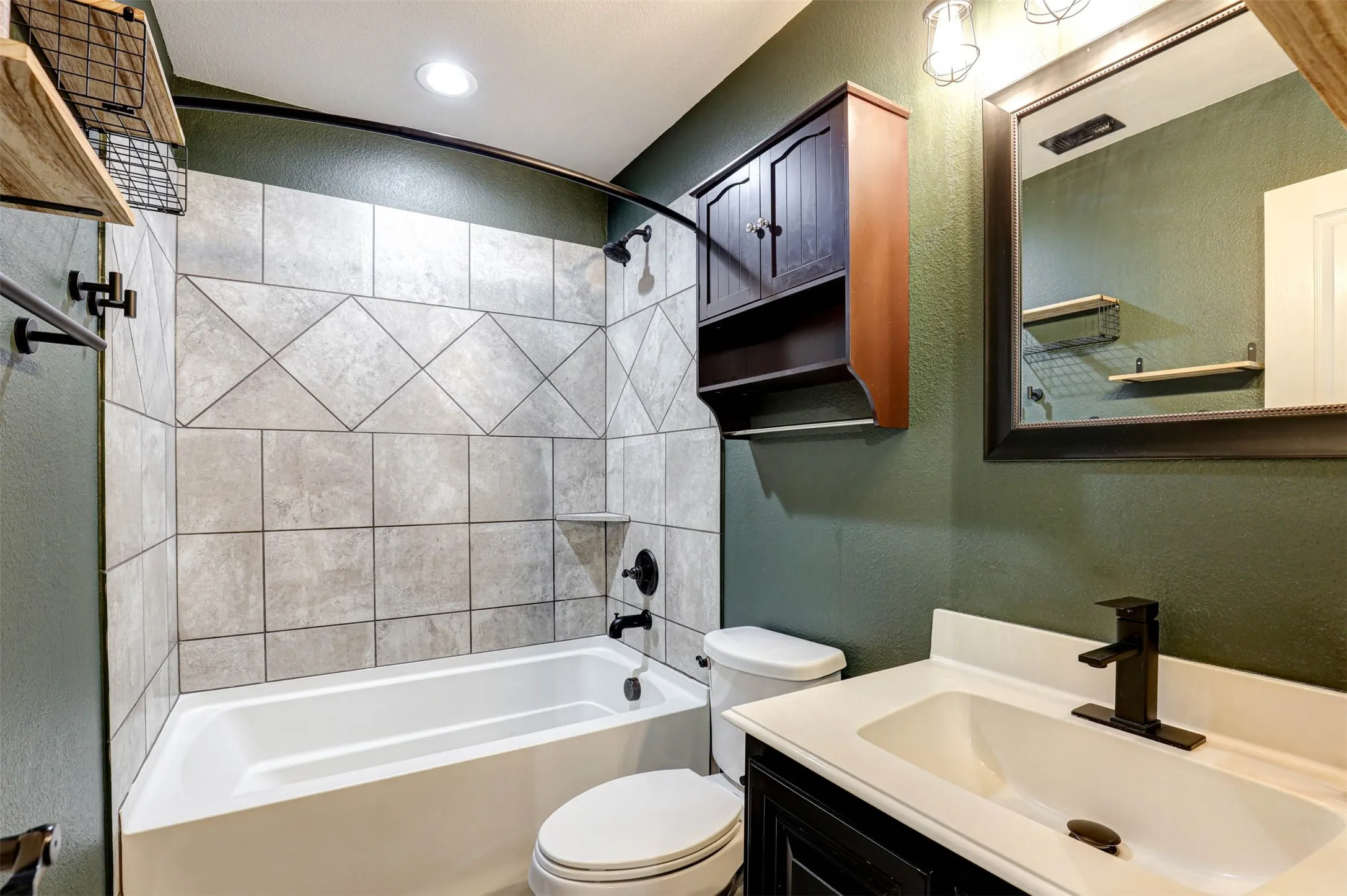 Single Family Residence For Sale in Denton County , 9501 Meadowpark Drive, Denton, Texas 76226, 4 Bedroom, 3 Bathroom, 2 Garage spaces, 2,334 Sqft, built in 2017, Preowned, mls#21145684, Real Estate Agent in Denton, Homes For Sale in Denton county, Homes For Sale in Denton, Realtor in Denton Texas, Real Estate Brokerage Independent Realty Texas, Luminita Cordes Realtor