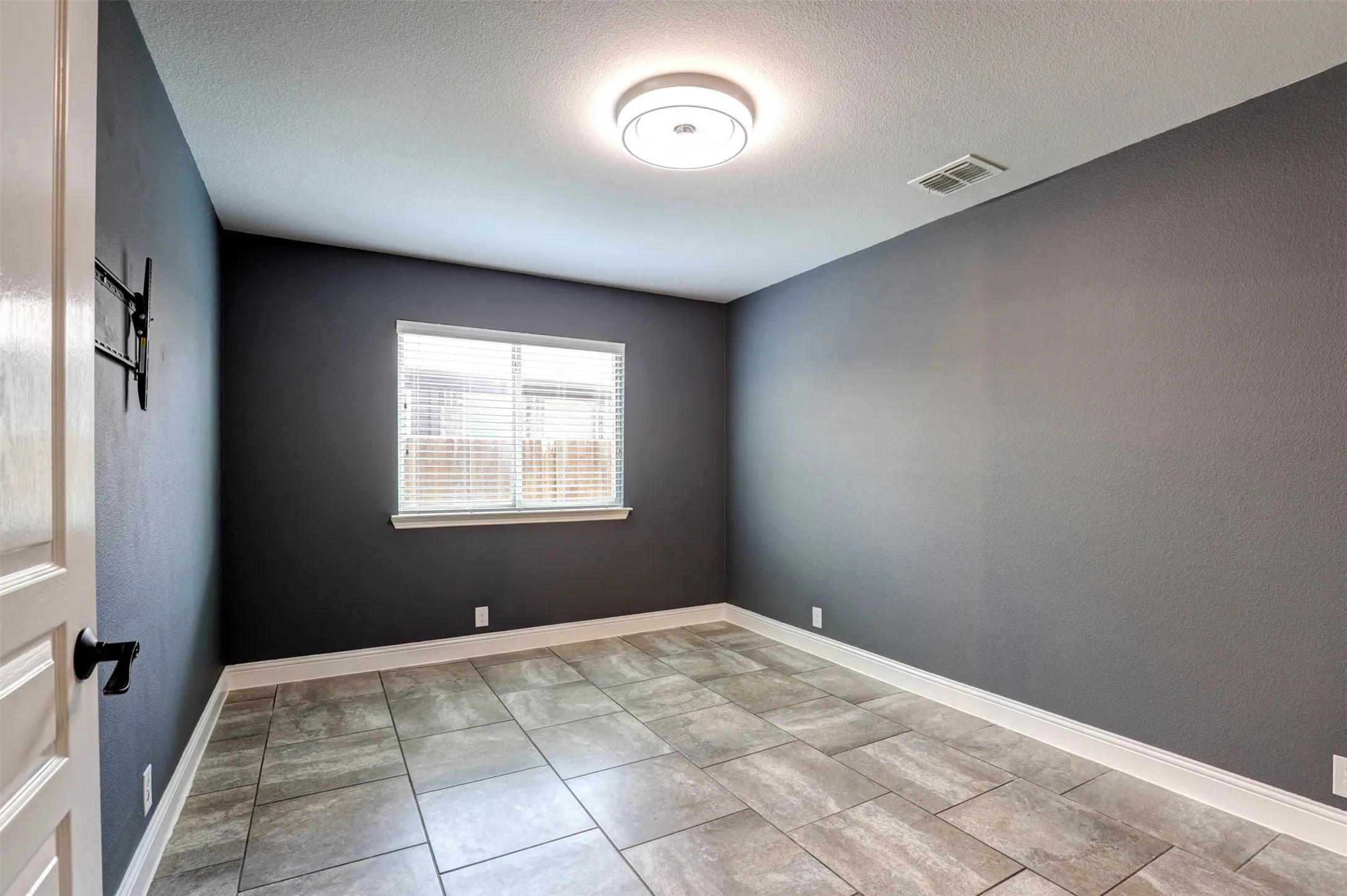 Single Family Residence For Sale in Denton County , 9501 Meadowpark Drive, Denton, Texas 76226, 4 Bedroom, 3 Bathroom, 2 Garage spaces, 2,334 Sqft, built in 2017, Preowned, mls#21145684, Real Estate Agent in Denton, Homes For Sale in Denton county, Homes For Sale in Denton, Realtor in Denton Texas, Real Estate Brokerage Independent Realty Texas, Luminita Cordes Realtor