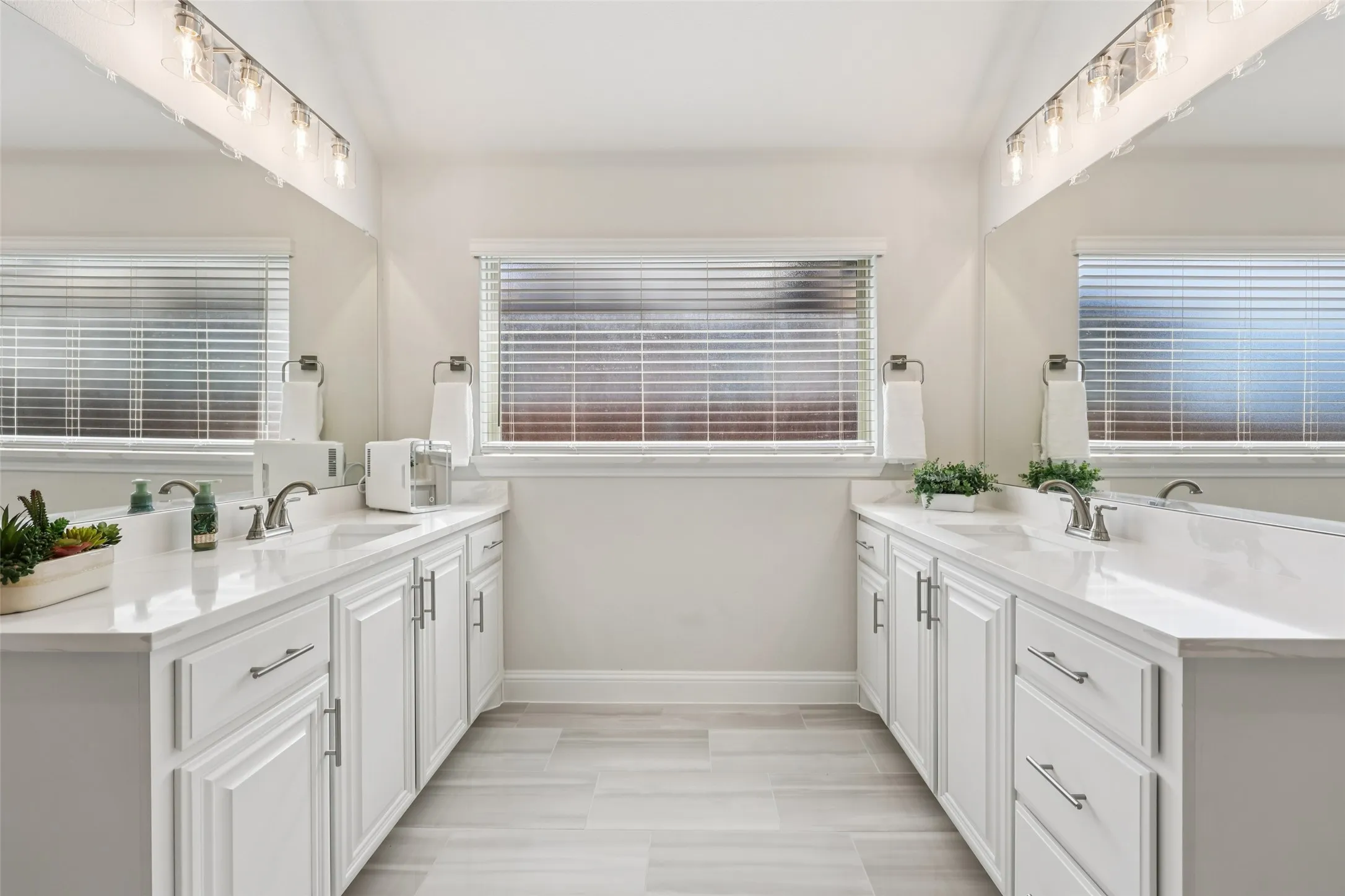 Single Family Residence For Sale in Ellis County , 1134 Cardinal Drive, Midlothian, Texas 76065, 5 Bedroom, 5 Bathroom, 2 Garage spaces, 4,232 Sqft, built in 2024, Preowned, mls#21168824, Real Estate Agent in Midlothian, Homes For Sale in Ellis county, Homes For Sale in Midlothian, Realtor in Midlothian Texas, Real Estate Brokerage Independent Realty Texas, Luminita Cordes Realtor