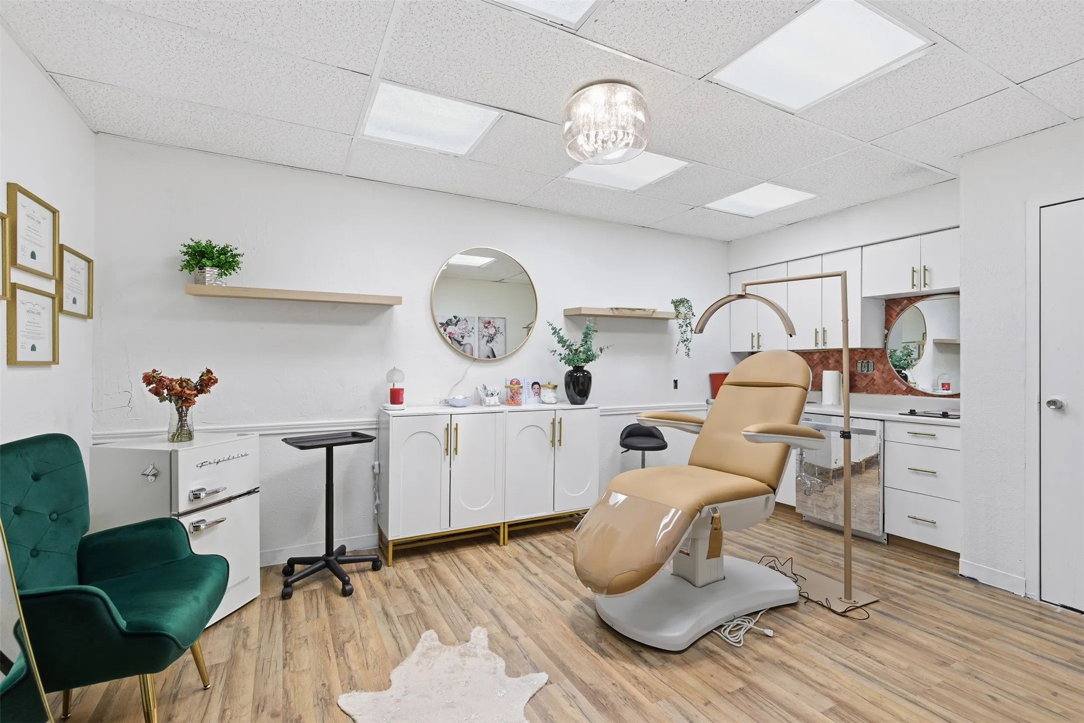 Retail For Sale in Dallas County , 738 W Davis Street, Dallas, Texas 75208, 0, 0, Garage spaces, 0 Sqft, built in 1947, Preowned, mls#21170635, Real Estate Agent in Dallas, Homes For Sale in Dallas county, Homes For Sale in Dallas, Realtor in Dallas Texas, Real Estate Brokerage Independent Realty Texas, Luminita Cordes Realtor