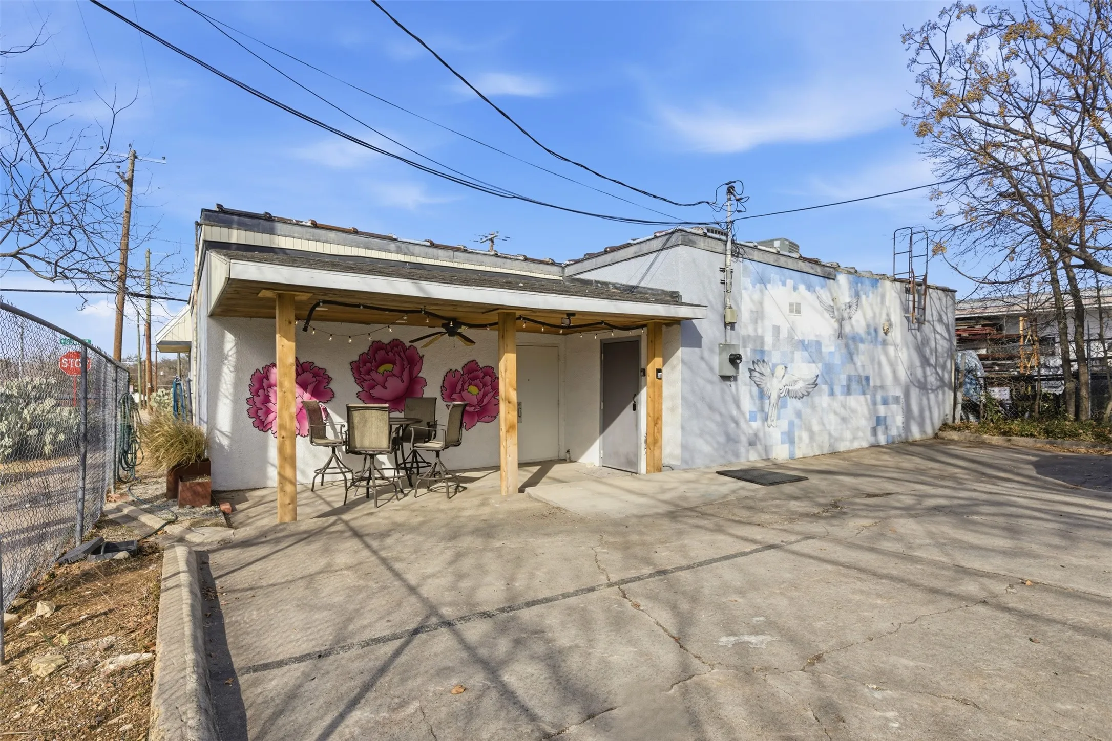 Retail For Sale in Dallas County , 738 W Davis Street, Dallas, Texas 75208, 0, 0, Garage spaces, 0 Sqft, built in 1947, Preowned, mls#21170635, Real Estate Agent in Dallas, Homes For Sale in Dallas county, Homes For Sale in Dallas, Realtor in Dallas Texas, Real Estate Brokerage Independent Realty Texas, Luminita Cordes Realtor