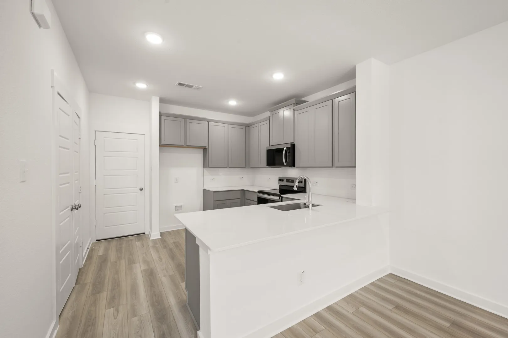 245 Wagon Spoke- Kitchen-1