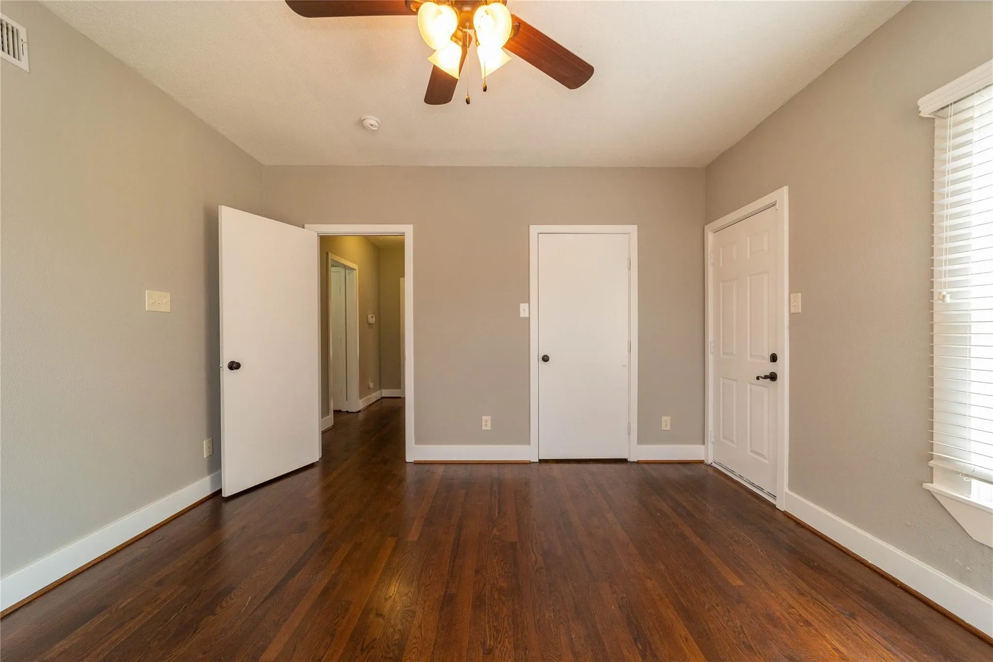 Duplex For Rent in Tarrant County , 2226 W Rosedale Street S 100, Fort Worth, Texas 76110, 2 Bedroom, 2 Bathroom, 2 Garage spaces, 1,400 Sqft, built in 1923, Price $1,700, mls#21171775, Real Estate Agent in Fort Worth, Homes For Rent in Tarrant county, Homes For Rent in Fort Worth, Realtor in Fort Worth Texas, Real Estate Brokerage Independent Realty Texas, Luminita Cordes Realtor