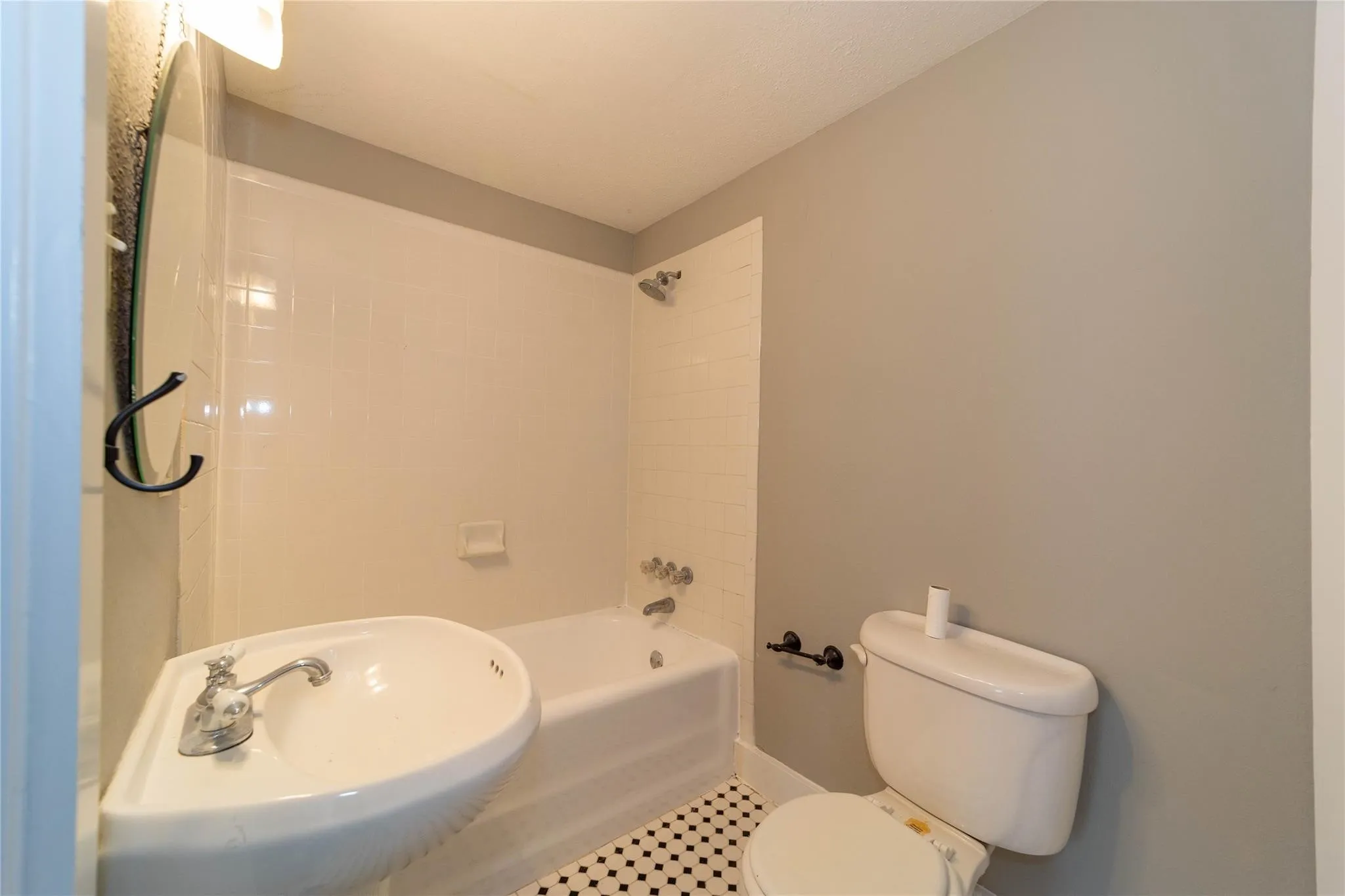 Duplex For Rent in Tarrant County , 2226 W Rosedale Street S 100, Fort Worth, Texas 76110, 2 Bedroom, 2 Bathroom, 2 Garage spaces, 1,400 Sqft, built in 1923, Price $1,700, mls#21171775, Real Estate Agent in Fort Worth, Homes For Rent in Tarrant county, Homes For Rent in Fort Worth, Realtor in Fort Worth Texas, Real Estate Brokerage Independent Realty Texas, Luminita Cordes Realtor