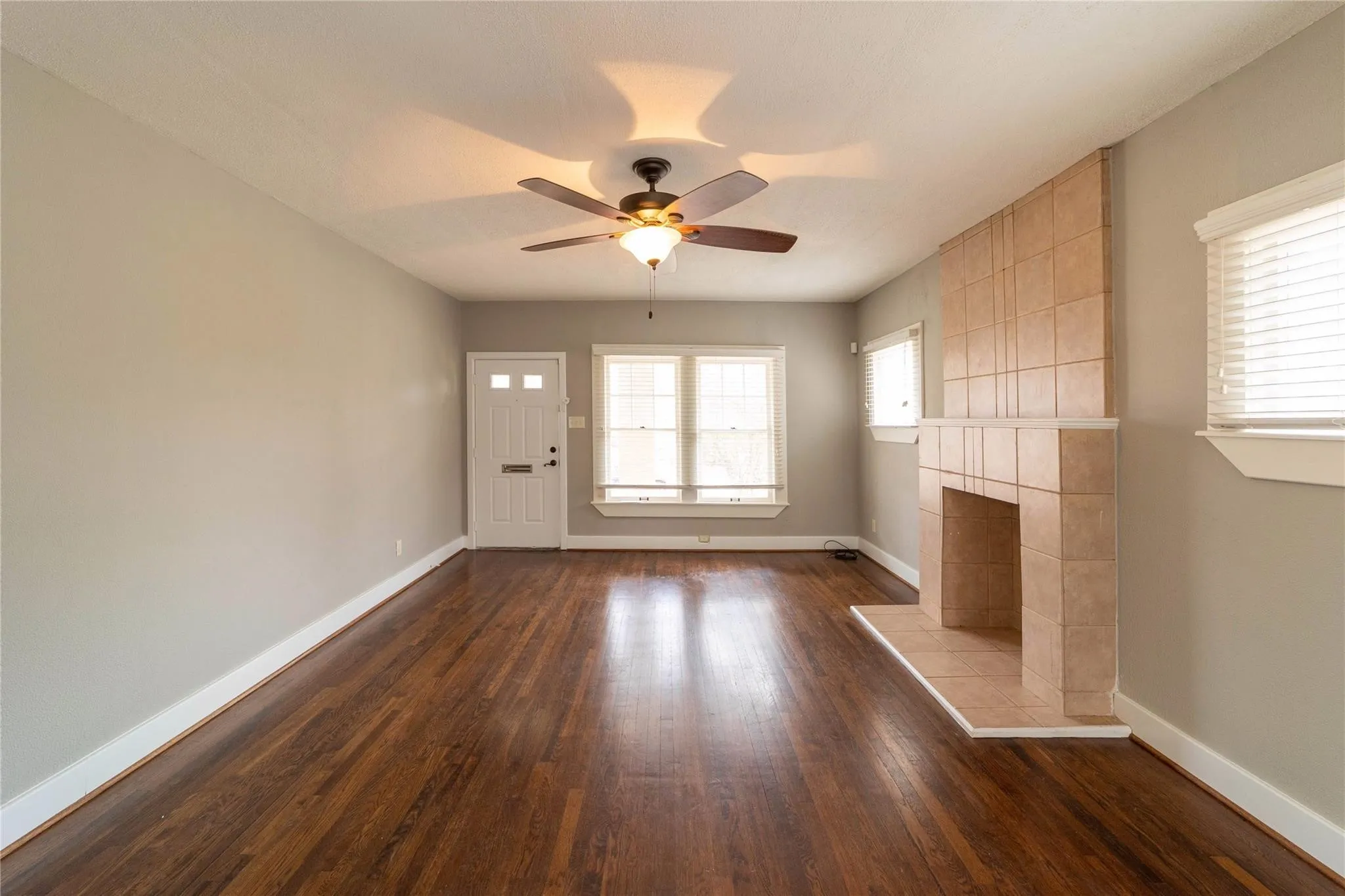 Duplex For Rent in Tarrant County , 2226 W Rosedale Street S 100, Fort Worth, Texas 76110, 2 Bedroom, 2 Bathroom, 2 Garage spaces, 1,400 Sqft, built in 1923, Price $1,700, mls#21171775, Real Estate Agent in Fort Worth, Homes For Rent in Tarrant county, Homes For Rent in Fort Worth, Realtor in Fort Worth Texas, Real Estate Brokerage Independent Realty Texas, Luminita Cordes Realtor