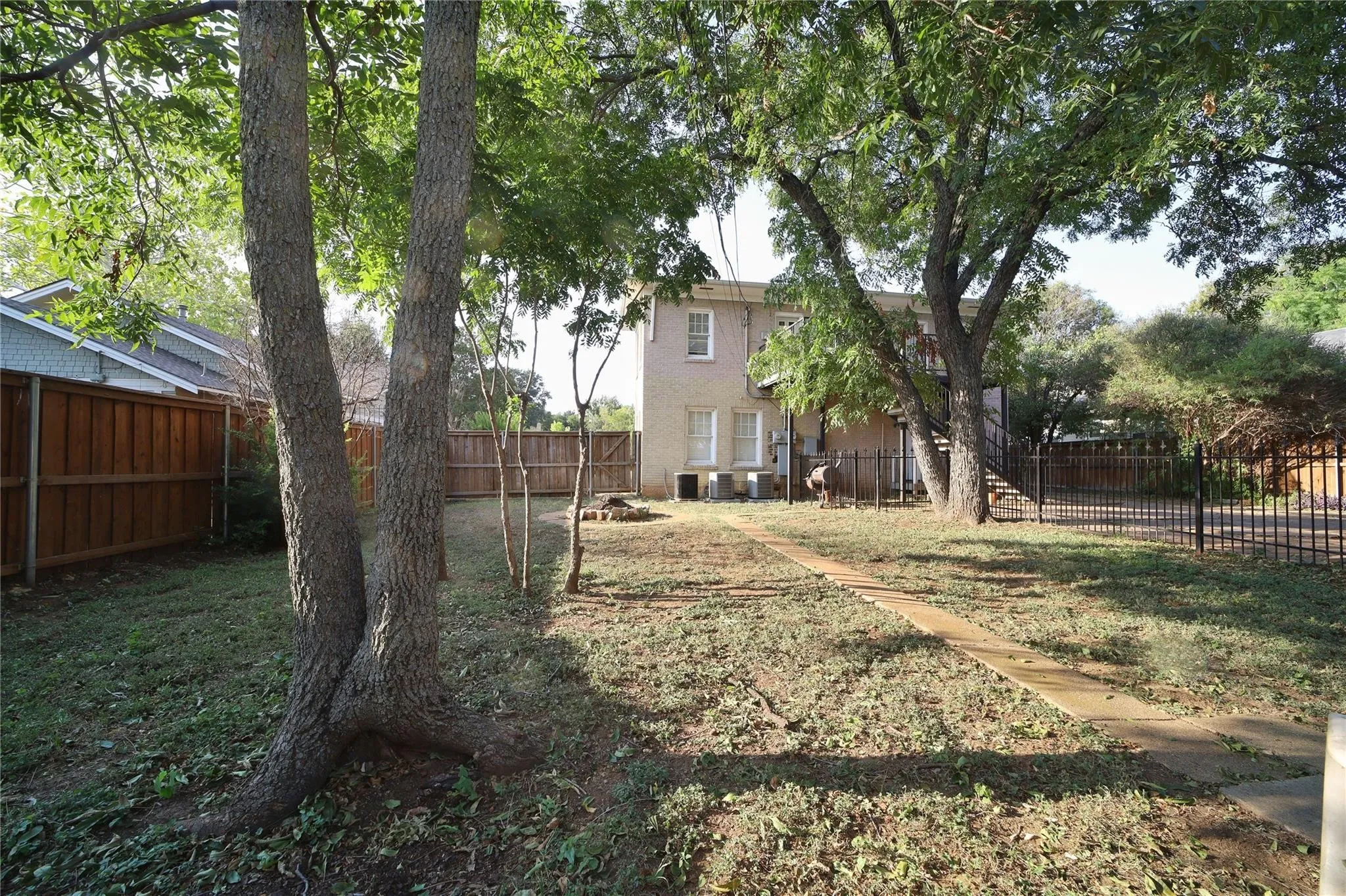 Duplex For Rent in Tarrant County , 2226 W Rosedale Street S 100, Fort Worth, Texas 76110, 2 Bedroom, 2 Bathroom, 2 Garage spaces, 1,400 Sqft, built in 1923, Price $1,700, mls#21171775, Real Estate Agent in Fort Worth, Homes For Rent in Tarrant county, Homes For Rent in Fort Worth, Realtor in Fort Worth Texas, Real Estate Brokerage Independent Realty Texas, Luminita Cordes Realtor