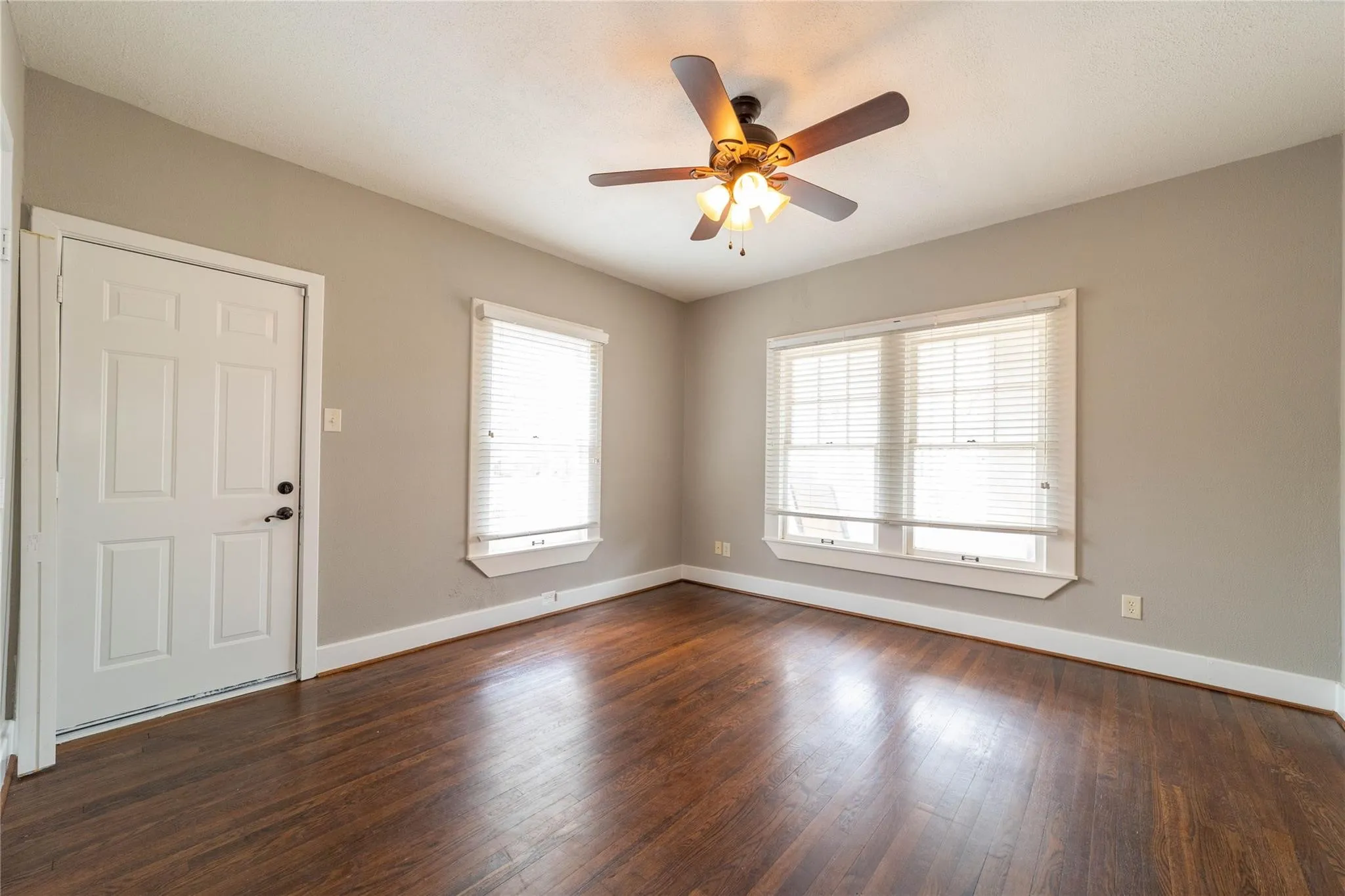 Duplex For Rent in Tarrant County , 2226 W Rosedale Street S 100, Fort Worth, Texas 76110, 2 Bedroom, 2 Bathroom, 2 Garage spaces, 1,400 Sqft, built in 1923, Price $1,700, mls#21171775, Real Estate Agent in Fort Worth, Homes For Rent in Tarrant county, Homes For Rent in Fort Worth, Realtor in Fort Worth Texas, Real Estate Brokerage Independent Realty Texas, Luminita Cordes Realtor