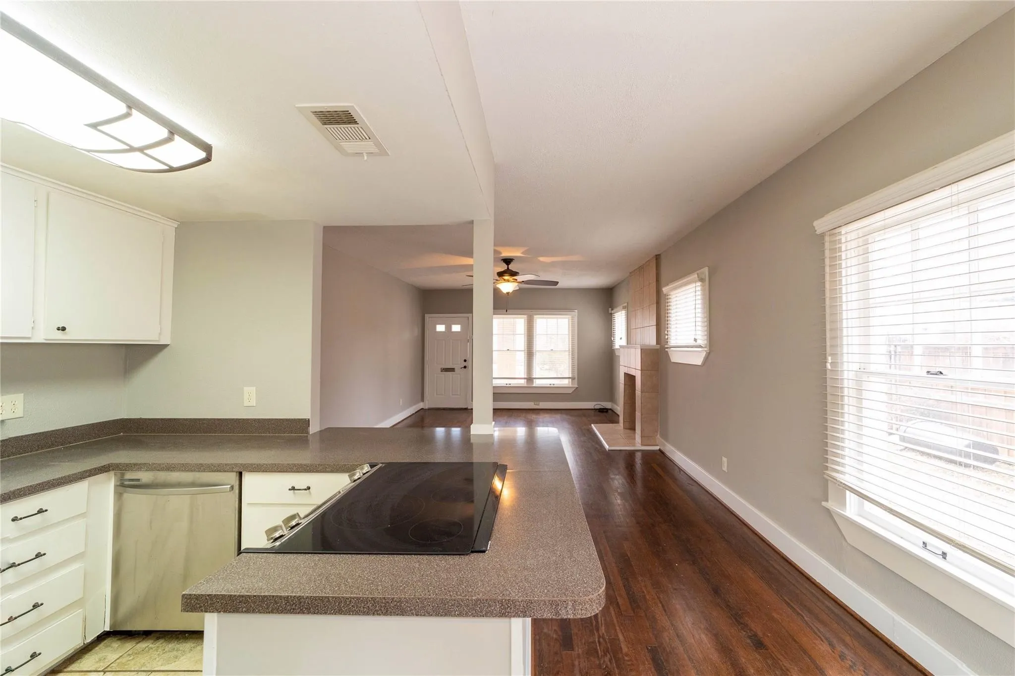 Duplex For Rent in Tarrant County , 2226 W Rosedale Street S 100, Fort Worth, Texas 76110, 2 Bedroom, 2 Bathroom, 2 Garage spaces, 1,400 Sqft, built in 1923, Price $1,700, mls#21171775, Real Estate Agent in Fort Worth, Homes For Rent in Tarrant county, Homes For Rent in Fort Worth, Realtor in Fort Worth Texas, Real Estate Brokerage Independent Realty Texas, Luminita Cordes Realtor
